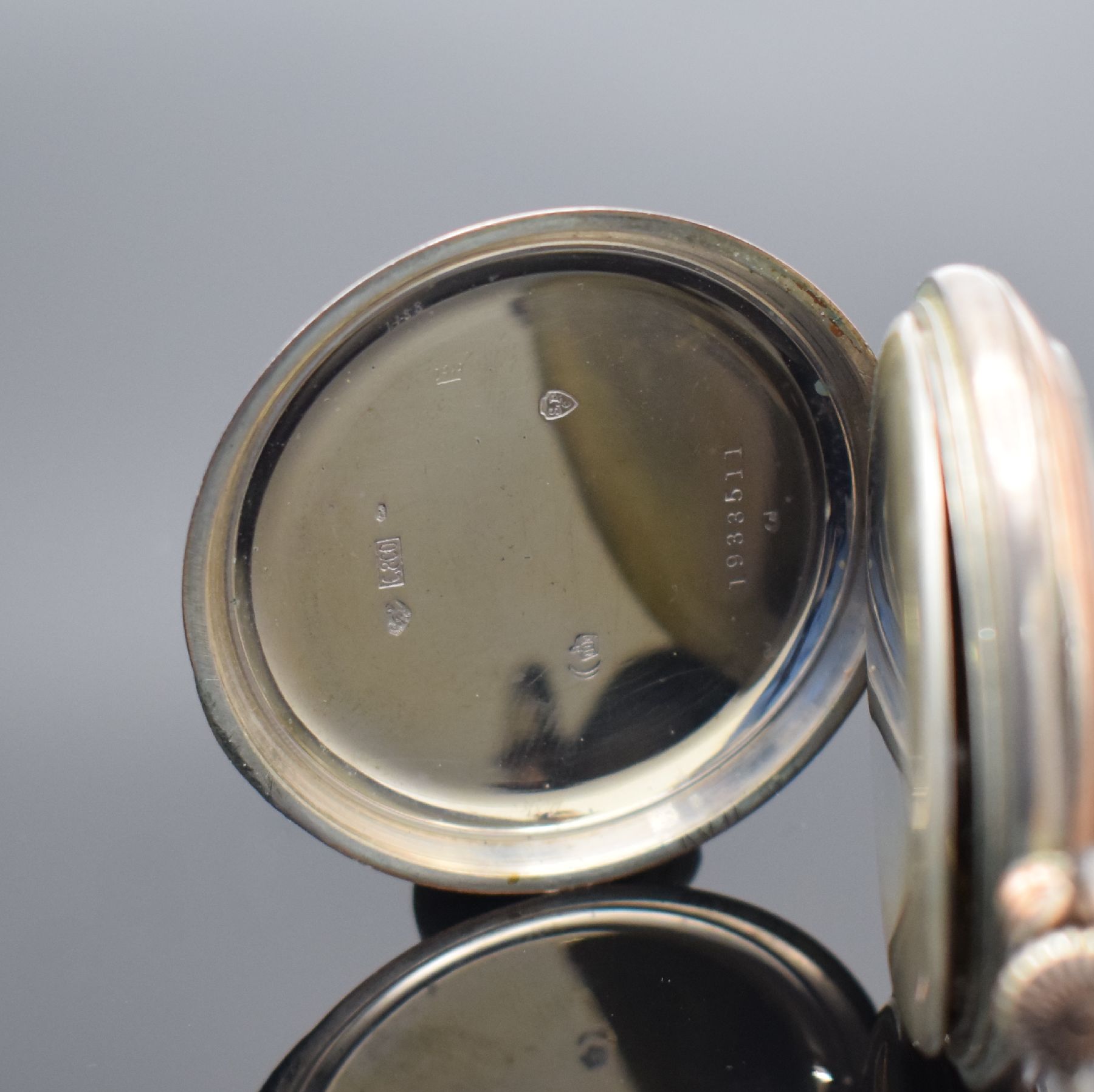Detail b: IWC / ETERNA 2 offene Herrentaschenuhren in Silber, Schweiz um 1895/1920, guill. Geh. m. verg. Rändern dell./berieben, Emailzifferblätter riss., ...
