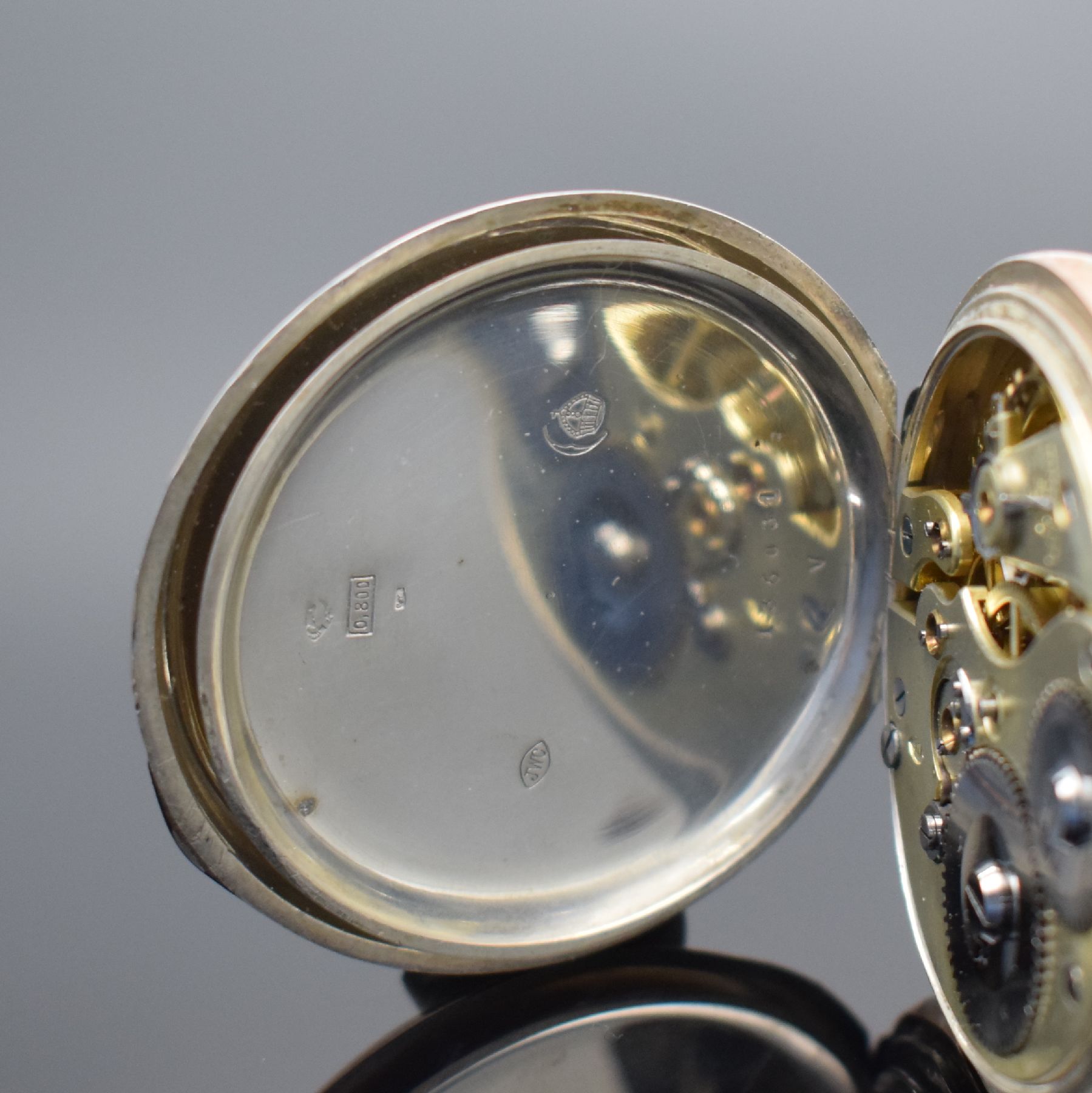 Detail h: IWC / ETERNA 2 offene Herrentaschenuhren in Silber, Schweiz um 1895/1920, guill. Geh. m. verg. Rändern dell./berieben, Emailzifferblätter riss., ...