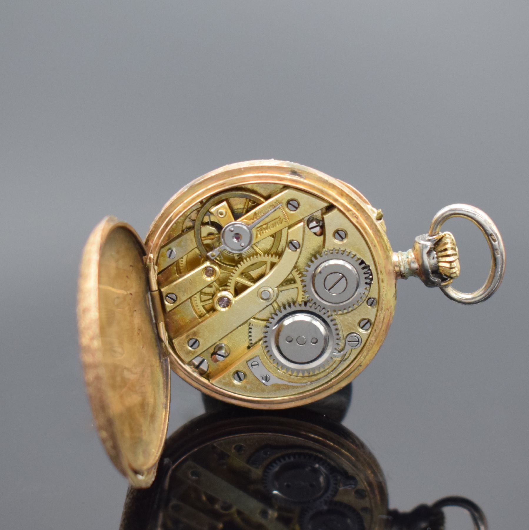 Detail i: Konvolut: 2 Damentaschenuhren in GG 750/000 & RG 585/000, Schweiz um 1860/1900, Schlüsselaufzug / Kronenaufzug, Emailzifferblätter m. röm. Zahlen, ...