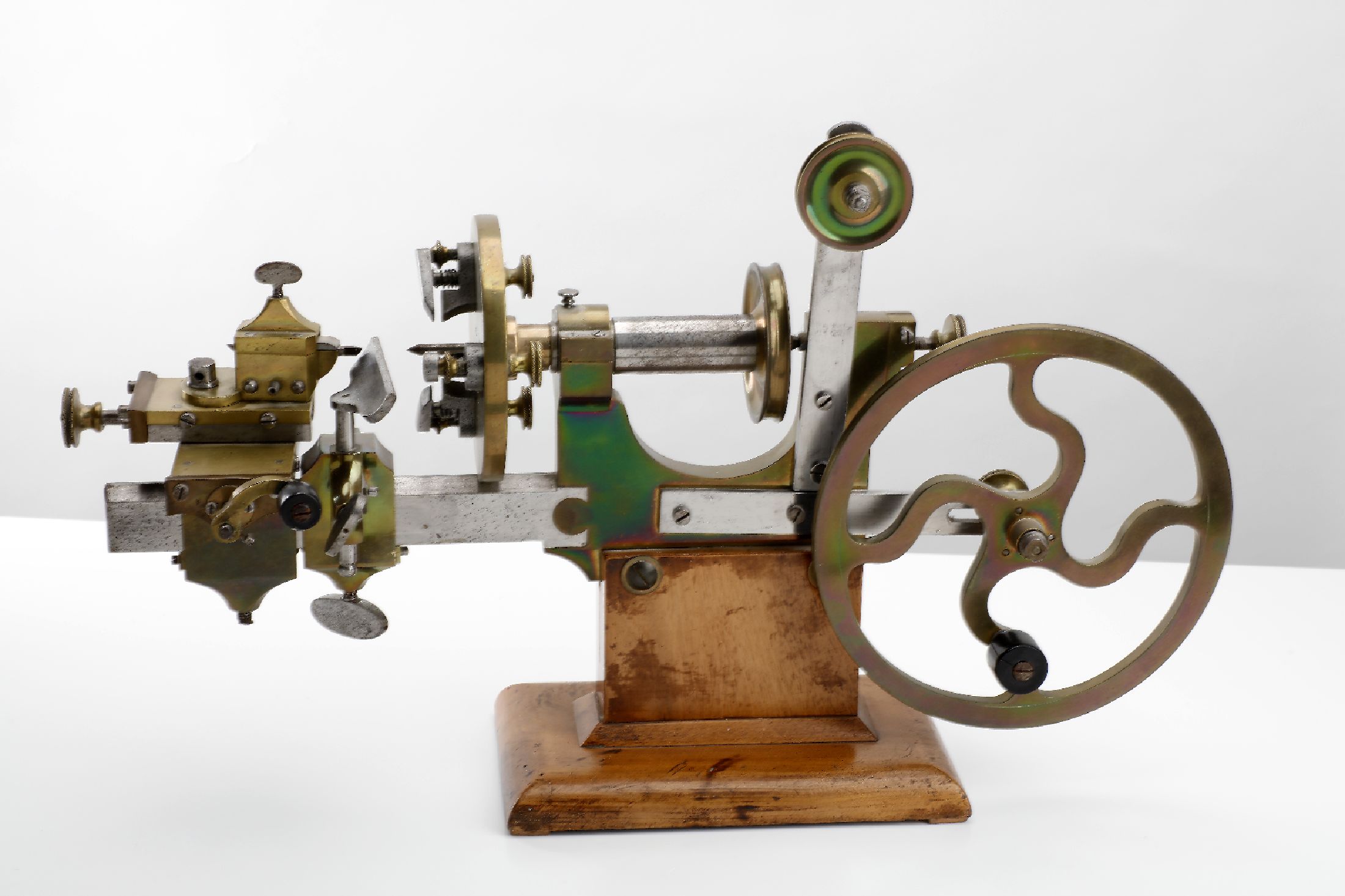 Klammerdrehbank mit original Fuß, um 1880, Messing / Stahl, Fuß in Nußbaum, mit Schwungrad, Planscheibe, Kreuzsupport & Handauflage, ...