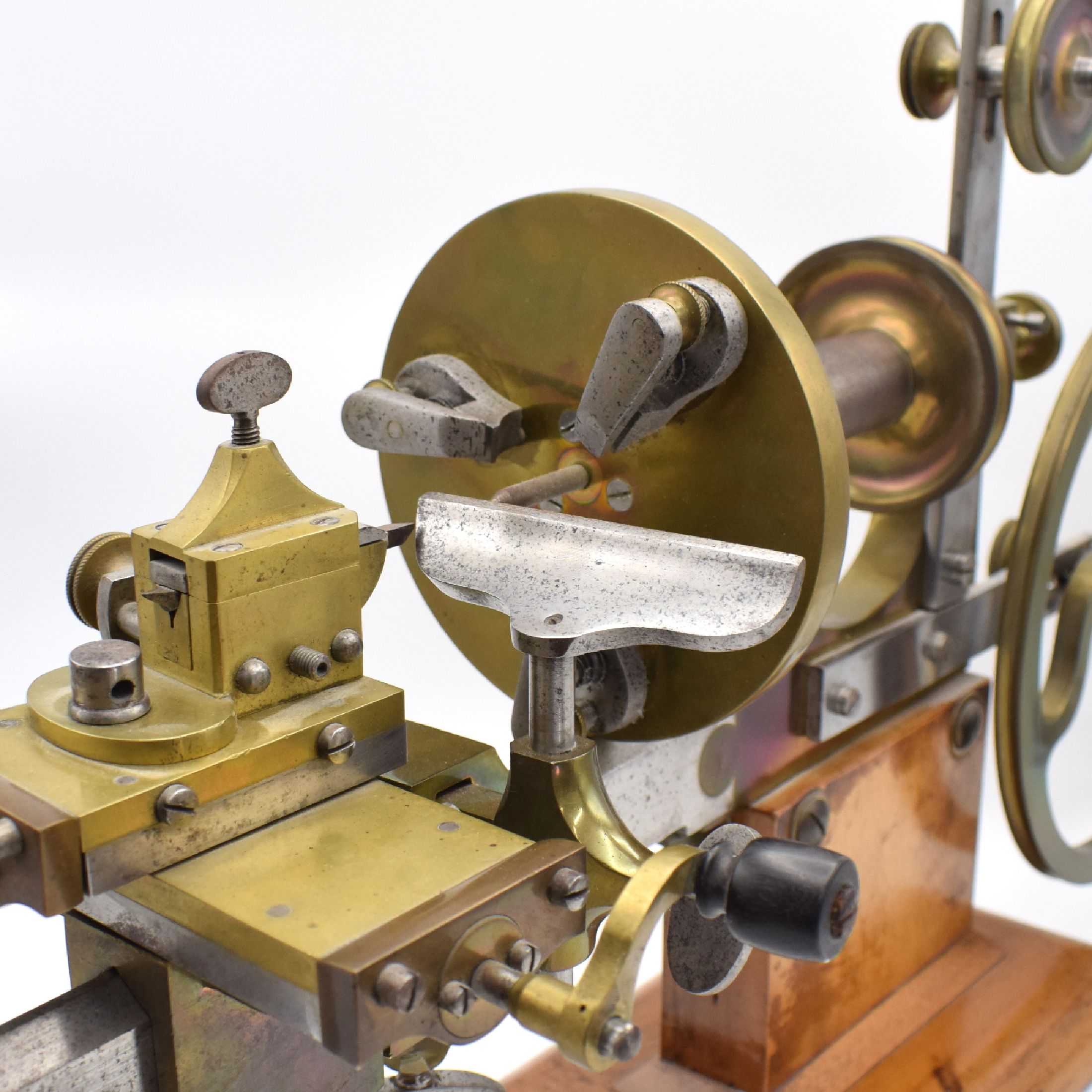 Detail b: Klammerdrehbank mit original Fuß, um 1880, Messing / Stahl, Fuß in Nußbaum, mit Schwungrad, Planscheibe, Kreuzsupport & Handauflage, ...