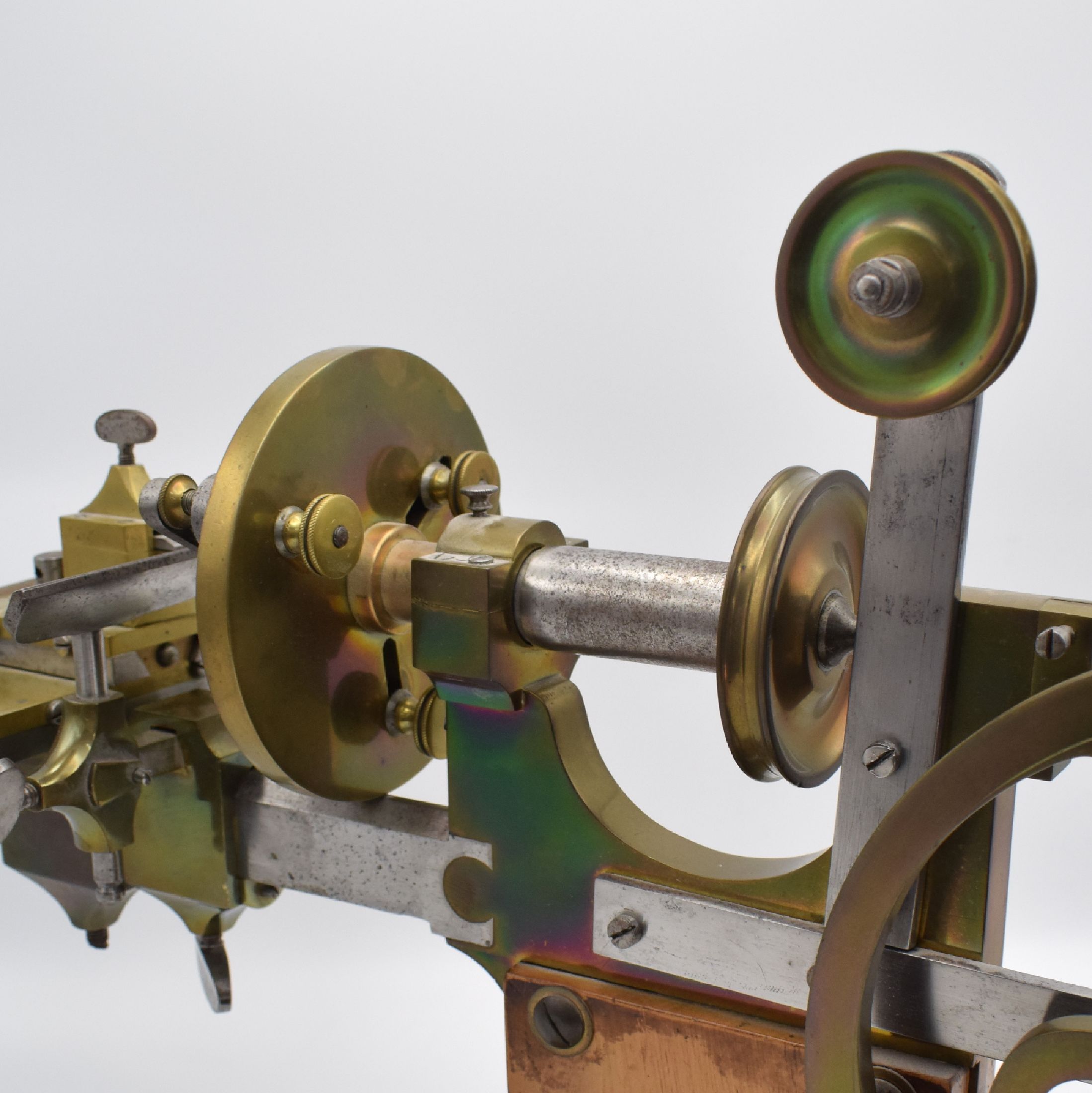Detail c: Klammerdrehbank mit original Fuß, um 1880, Messing / Stahl, Fuß in Nußbaum, mit Schwungrad, Planscheibe, Kreuzsupport & Handauflage, ...