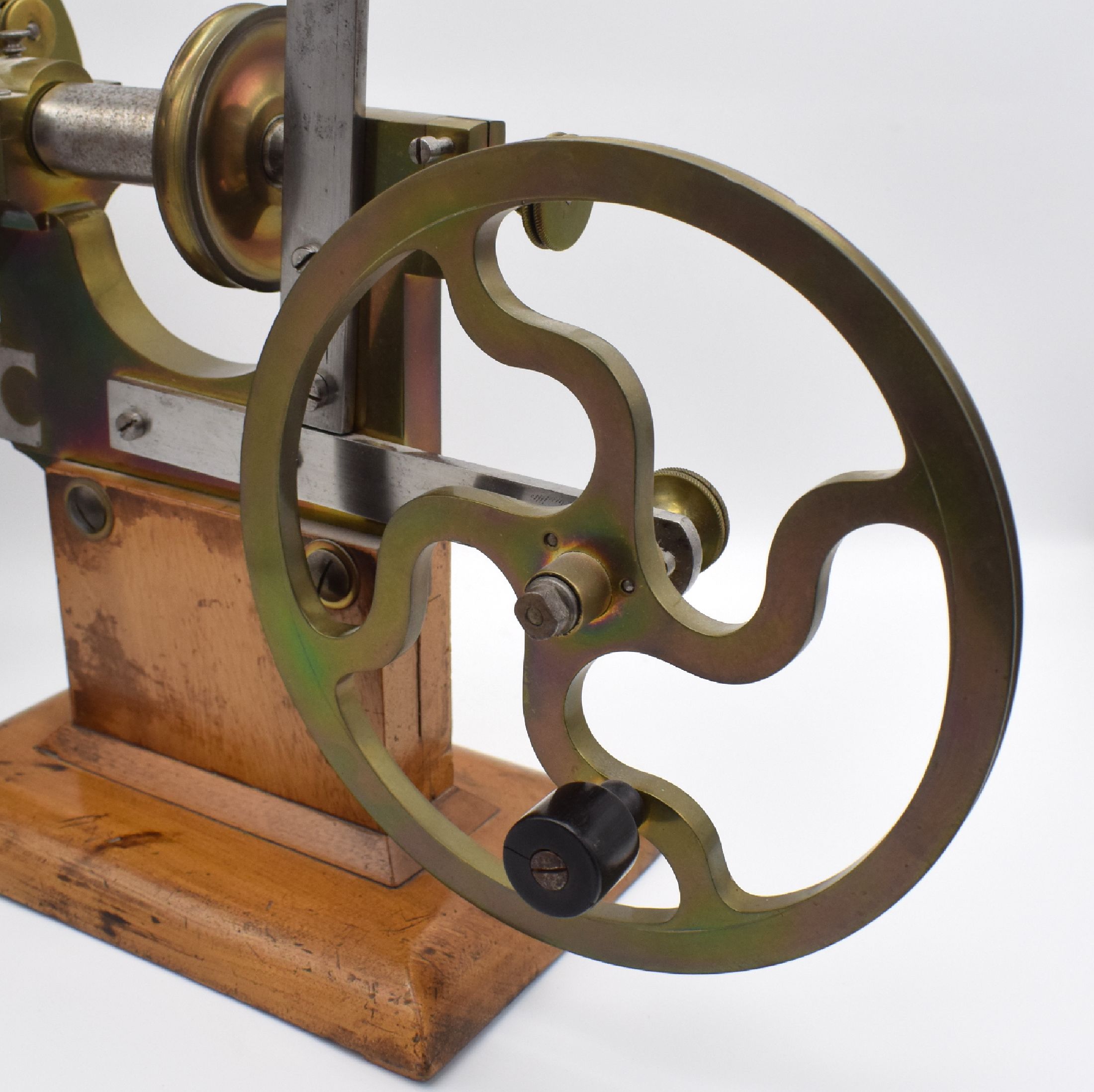 Detail d: Klammerdrehbank mit original Fuß, um 1880, Messing / Stahl, Fuß in Nußbaum, mit Schwungrad, Planscheibe, Kreuzsupport & Handauflage, ...