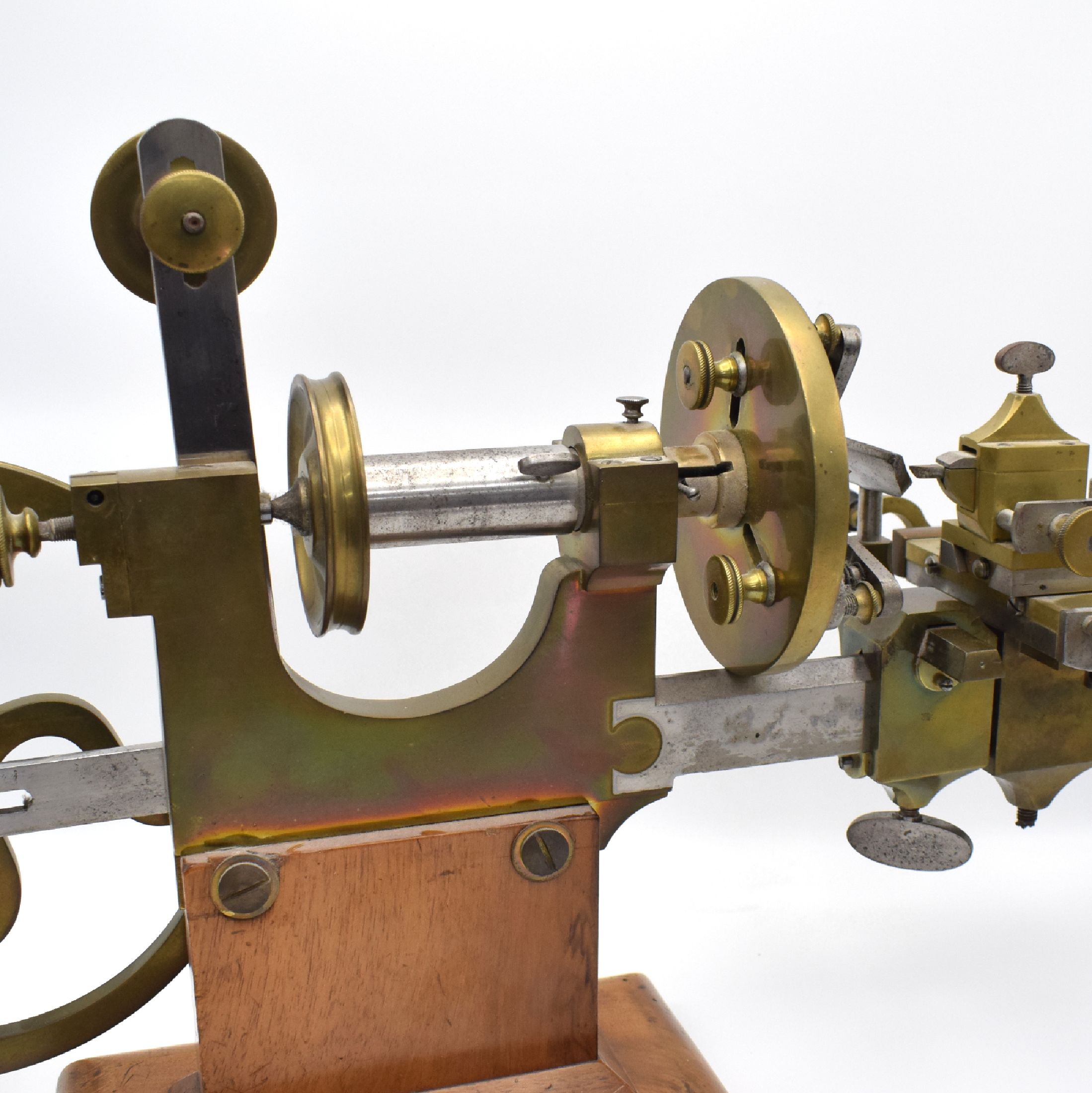 Detail e: Klammerdrehbank mit original Fuß, um 1880, Messing / Stahl, Fuß in Nußbaum, mit Schwungrad, Planscheibe, Kreuzsupport & Handauflage, ...