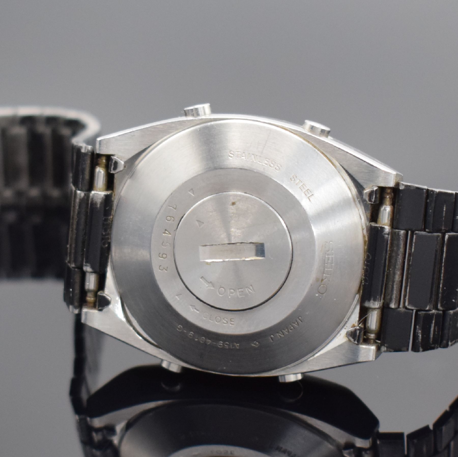 Detail c: SEIKO A159 Alarm Chronograph frühe Armbanduhr mit LCD-Anzeige in Stahl/Stahlband, Japan lt. Rechnungskopie verk. 11/1977, tonneau- förmiges Geh., ...