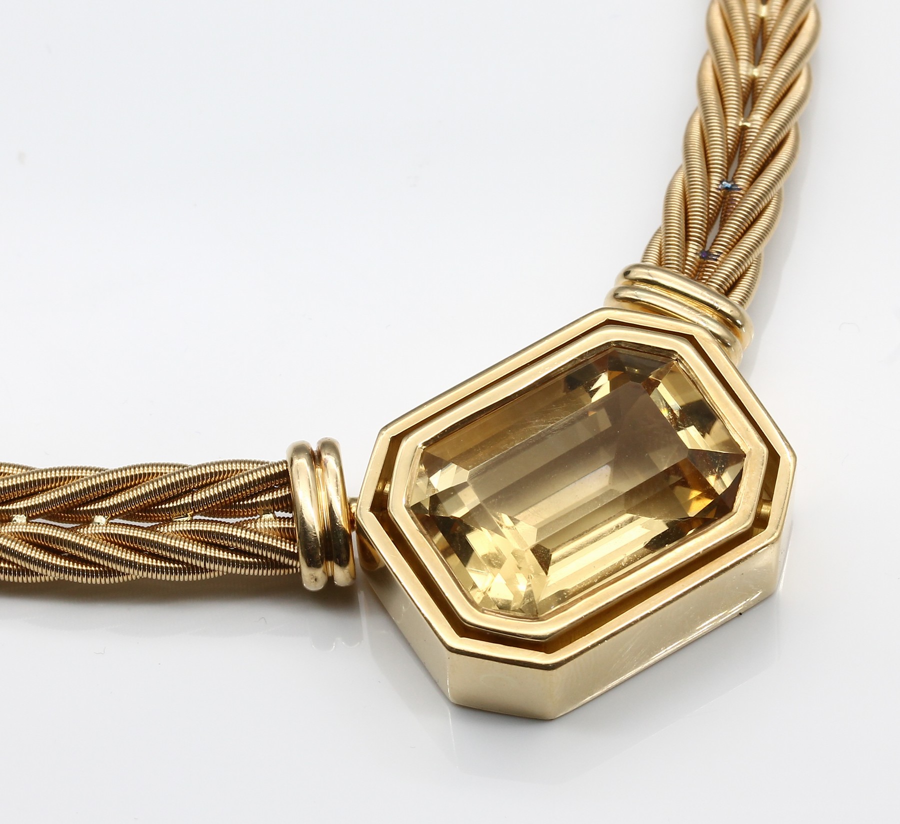 Detail a: 18 kt Gold WELLENDORFF Citrin-Collier, GG 750/000, sehr feines Doppel-Seidenkordel -Collier, Mittelteil mit Citrin ca. 32.0 ct, mit ...