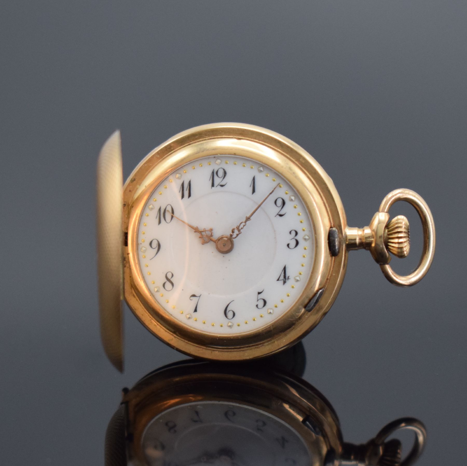 Detail a: Konvolut: 2 Zylinder Damentaschenuhren in RG 585/000, Schweiz um 1900, 1 x offen, Goldcuvette, fein gravierter Boden z. T. blau & schwarz emailliert, ...