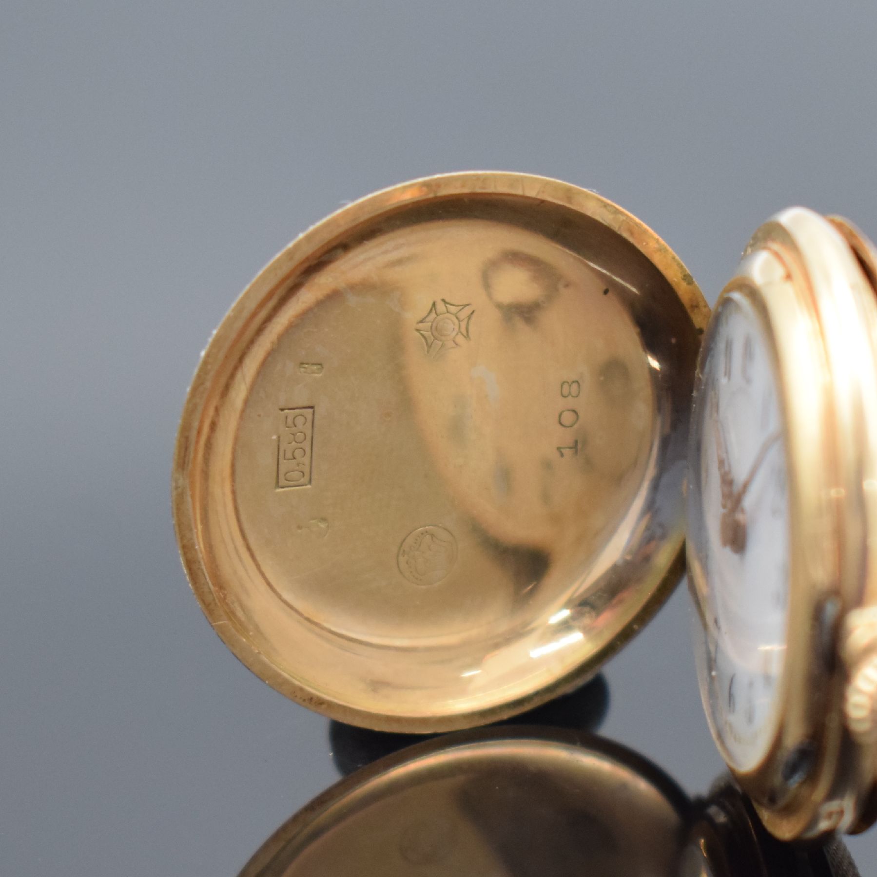 Detail b: Konvolut: 2 Zylinder Damentaschenuhren in RG 585/000, Schweiz um 1900, 1 x offen, Goldcuvette, fein gravierter Boden z. T. blau & schwarz emailliert, ...