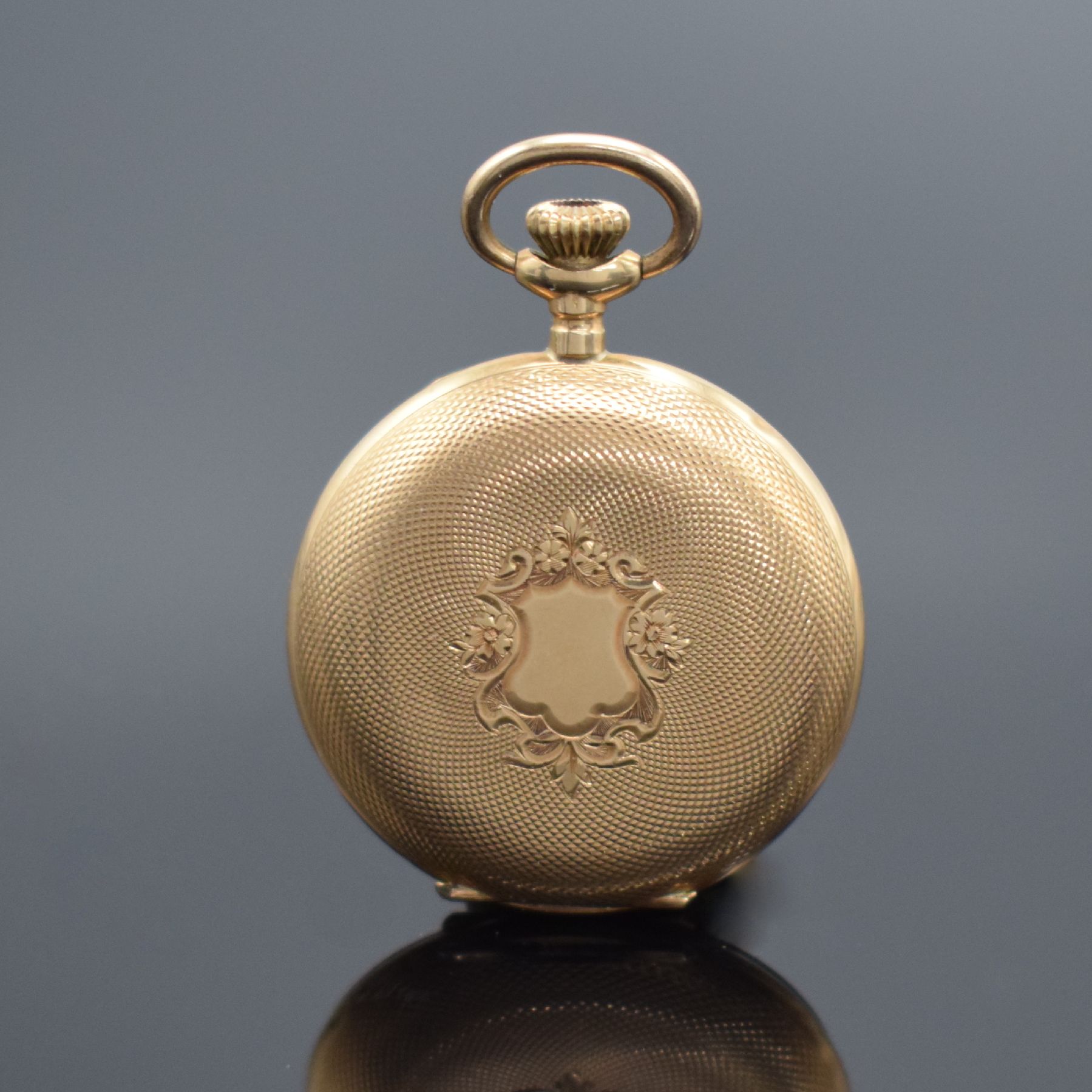 Detail c: Konvolut: 2 Zylinder Damentaschenuhren in RG 585/000, Schweiz um 1900, 1 x offen, Goldcuvette, fein gravierter Boden z. T. blau & schwarz emailliert, ...