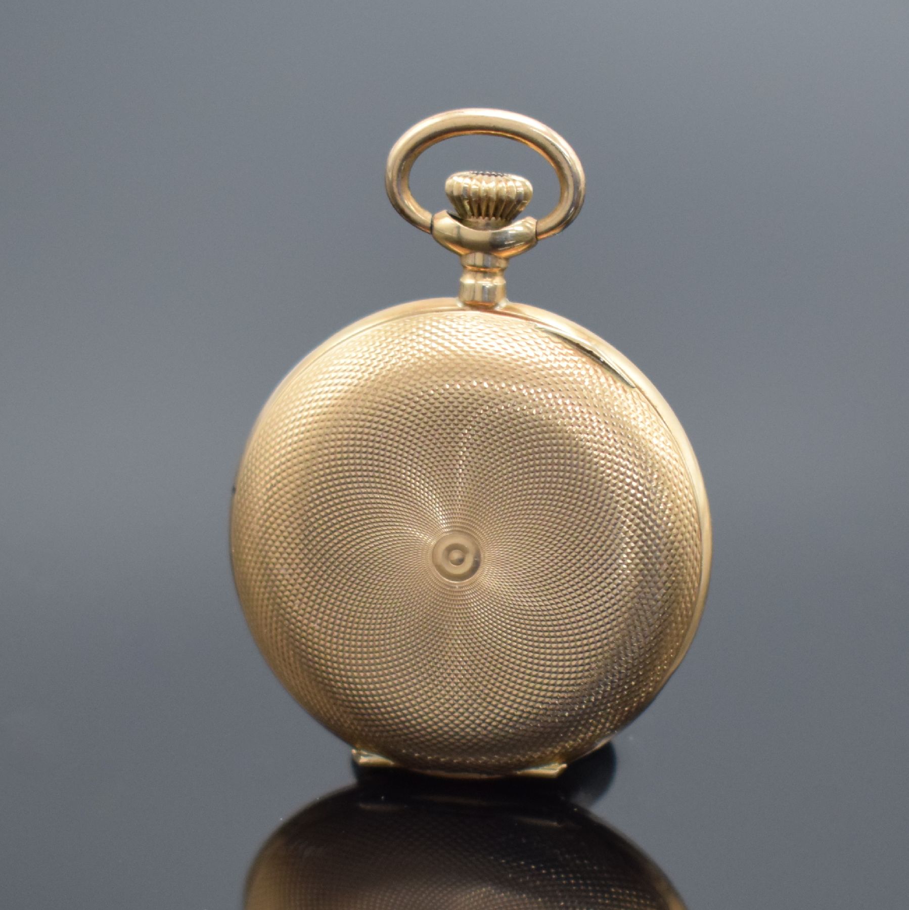 Detail d: Konvolut: 2 Zylinder Damentaschenuhren in RG 585/000, Schweiz um 1900, 1 x offen, Goldcuvette, fein gravierter Boden z. T. blau & schwarz emailliert, ...