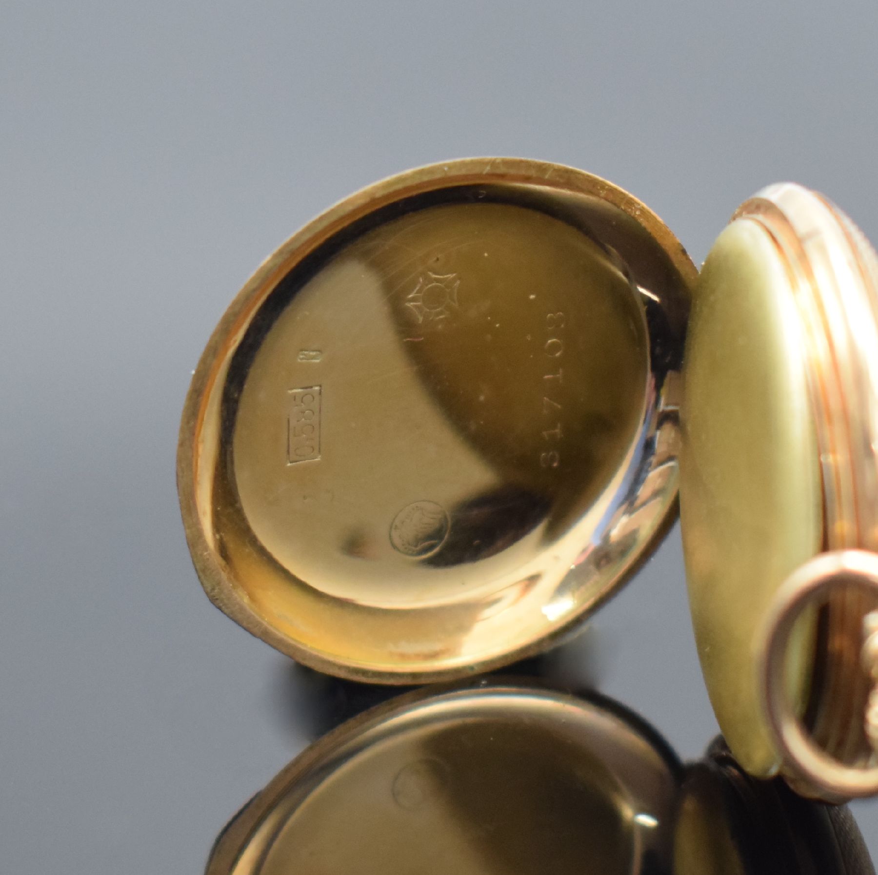 Detail e: Konvolut: 2 Zylinder Damentaschenuhren in RG 585/000, Schweiz um 1900, 1 x offen, Goldcuvette, fein gravierter Boden z. T. blau & schwarz emailliert, ...