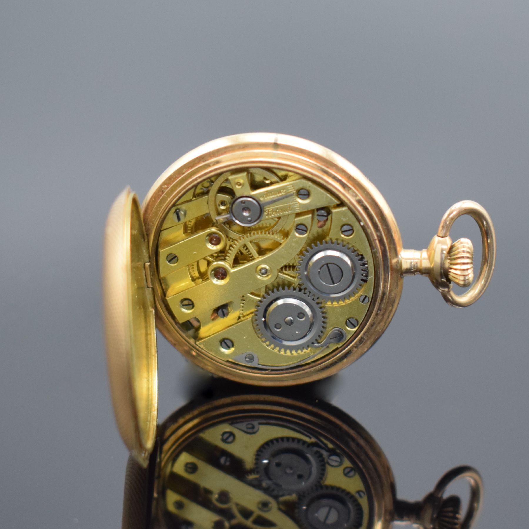 Detail g: Konvolut: 2 Zylinder Damentaschenuhren in RG 585/000, Schweiz um 1900, 1 x offen, Goldcuvette, fein gravierter Boden z. T. blau & schwarz emailliert, ...