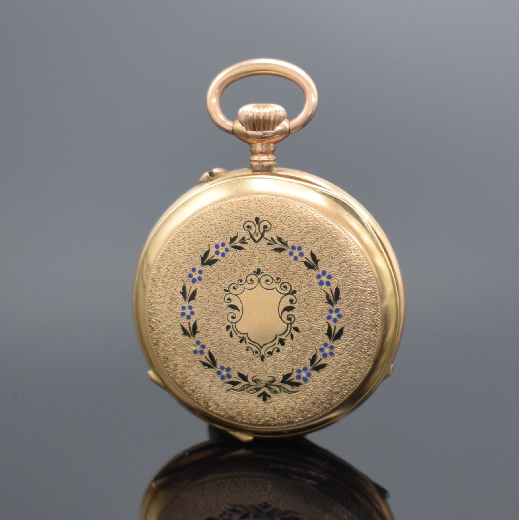 Detail i: Konvolut: 2 Zylinder Damentaschenuhren in RG 585/000, Schweiz um 1900, 1 x offen, Goldcuvette, fein gravierter Boden z. T. blau & schwarz emailliert, ...
