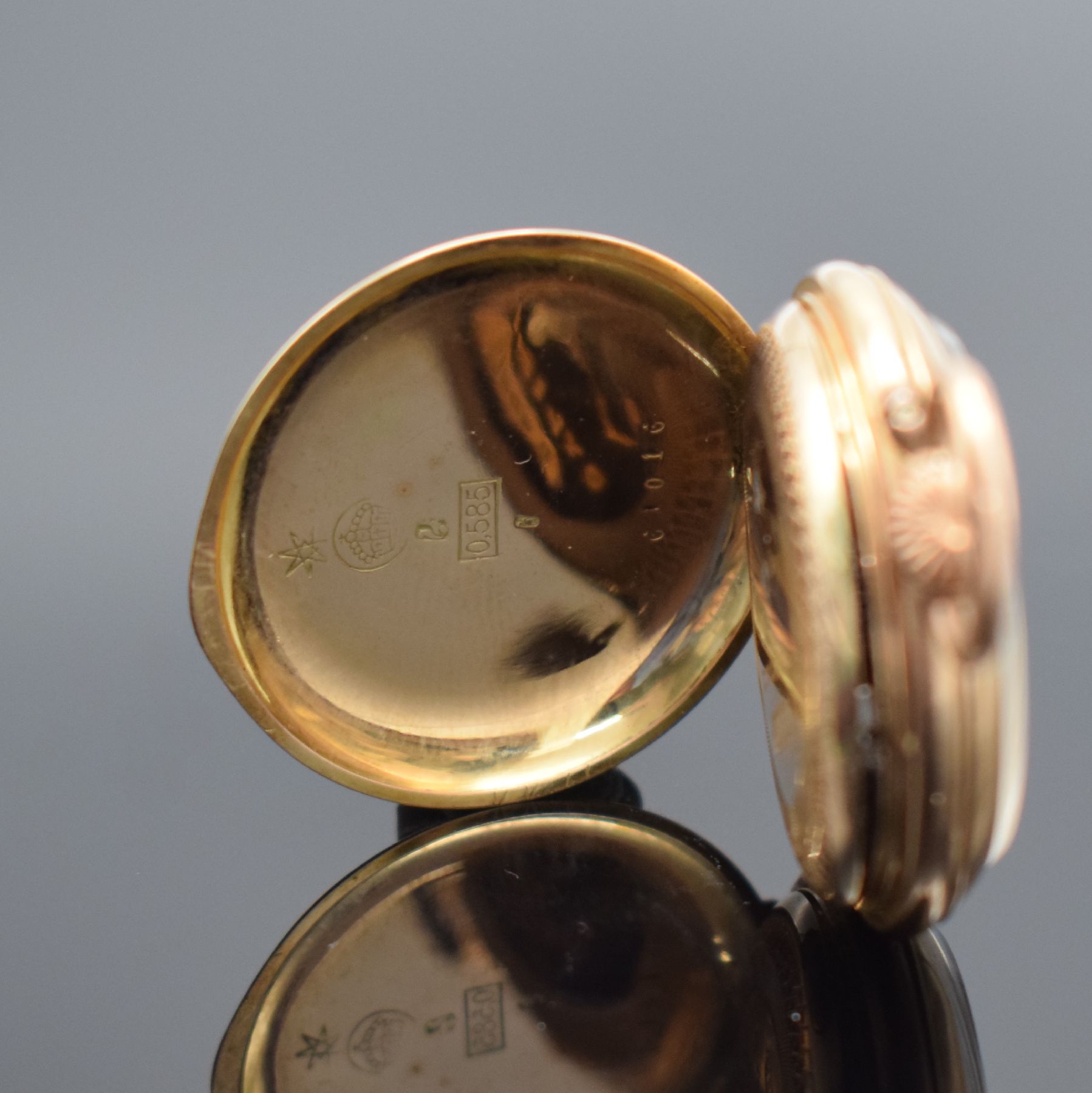 Detail j: Konvolut: 2 Zylinder Damentaschenuhren in RG 585/000, Schweiz um 1900, 1 x offen, Goldcuvette, fein gravierter Boden z. T. blau & schwarz emailliert, ...