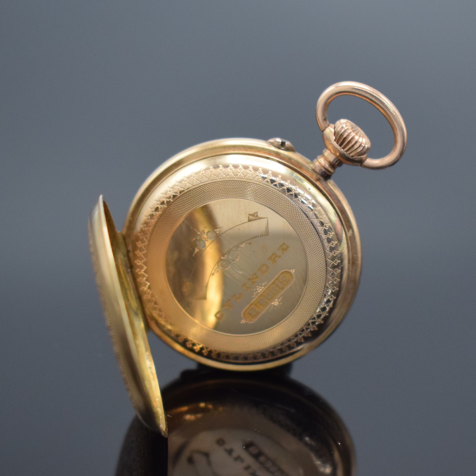 Detail k: Konvolut: 2 Zylinder Damentaschenuhren in RG 585/000, Schweiz um 1900, 1 x offen, Goldcuvette, fein gravierter Boden z. T. blau & schwarz emailliert, ...