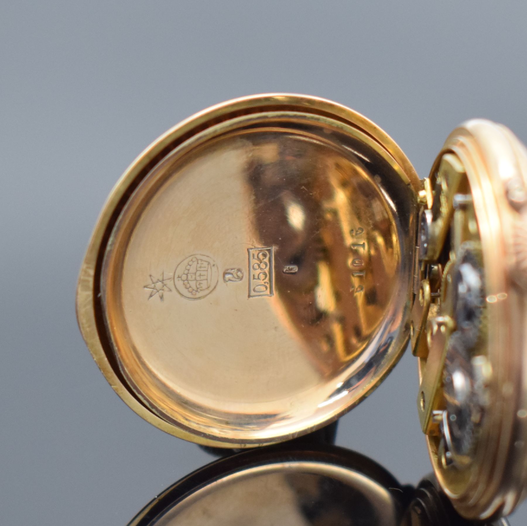 Detail l: Konvolut: 2 Zylinder Damentaschenuhren in RG 585/000, Schweiz um 1900, 1 x offen, Goldcuvette, fein gravierter Boden z. T. blau & schwarz emailliert, ...