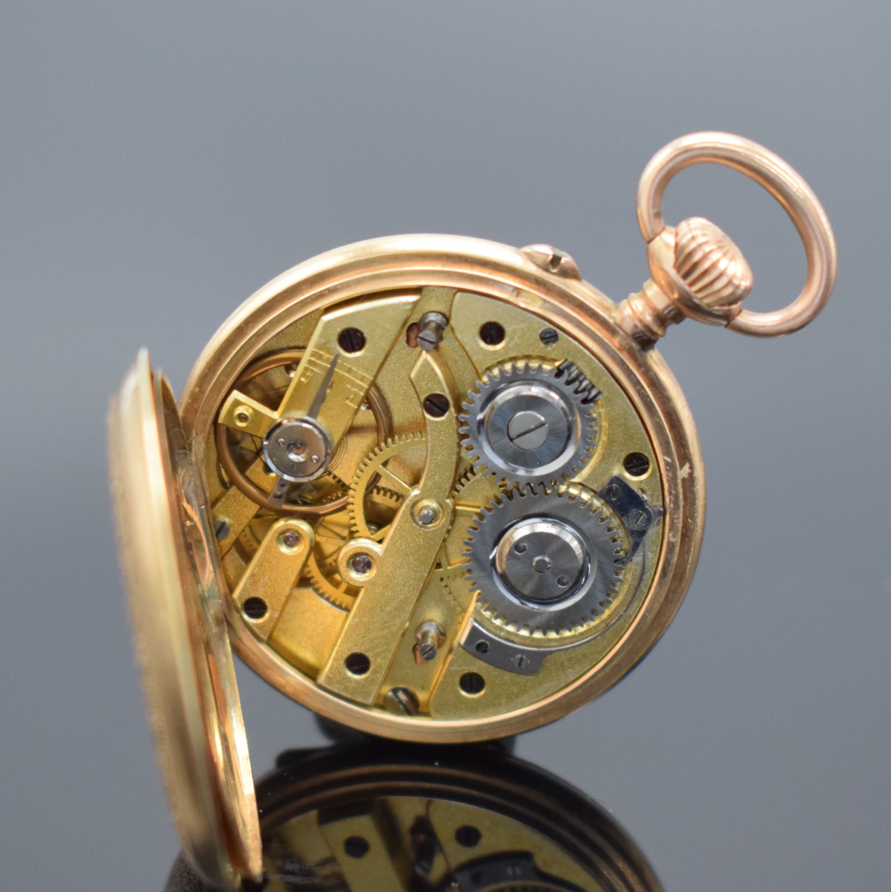 Detail m: Konvolut: 2 Zylinder Damentaschenuhren in RG 585/000, Schweiz um 1900, 1 x offen, Goldcuvette, fein gravierter Boden z. T. blau & schwarz emailliert, ...