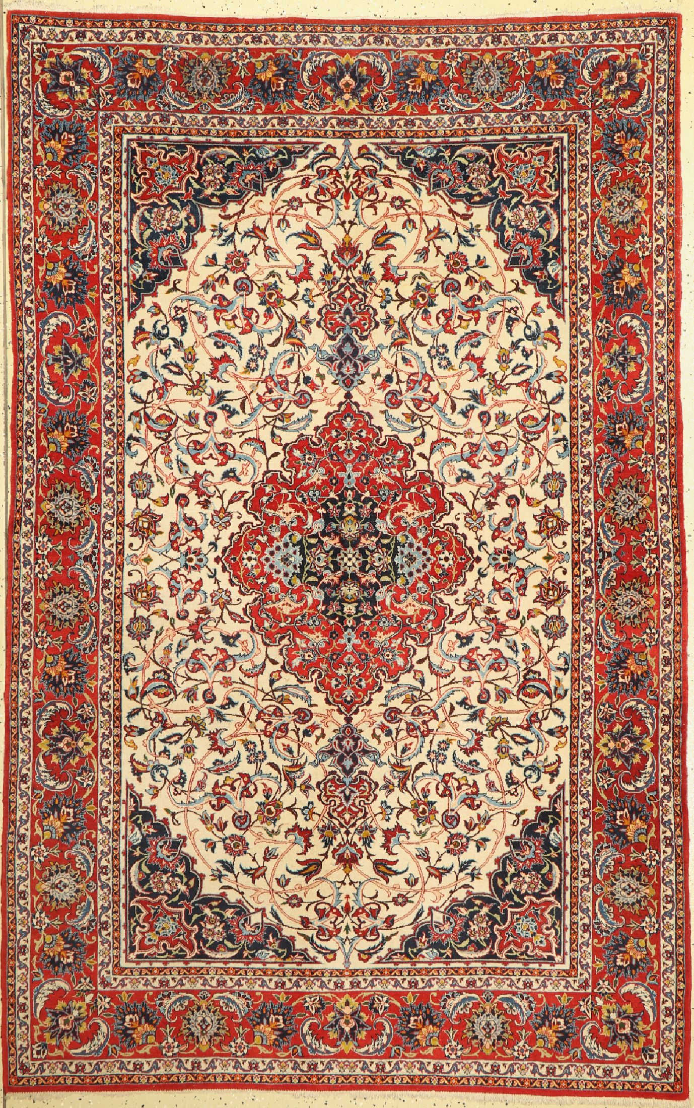 Esfahan fein alt, Persien, um 1940, Korkwolle auf Seide, ca. 222 x 143 cm, gereinigt, EHZ: 2-3,(minimale Florfehlstelle am Rand), gereinigt.