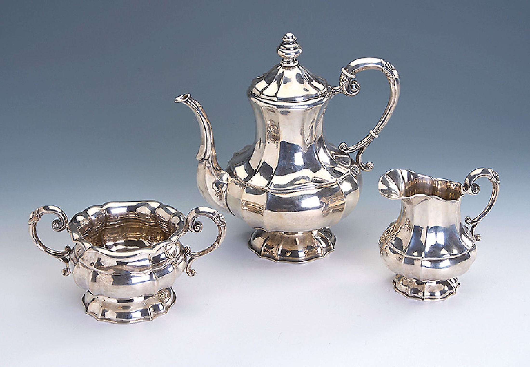 3-teiliges Kaffeeservice, 800er Silber, deutsch, best. aus: Kaffeekanne, Sahnegießer und Zuckerschale, schlichte bauchige Form, Handhaben mit ...