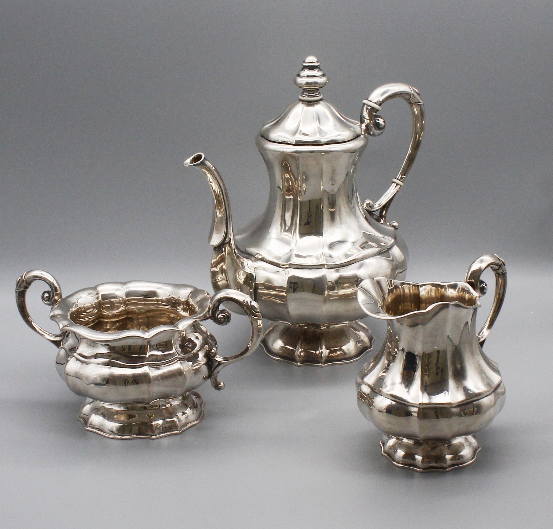 Detail a: 3-teiliges Kaffeeservice, 800er Silber, deutsch, best. aus: Kaffeekanne, Sahnegießer und Zuckerschale, schlichte bauchige Form, Handhaben mit ...
