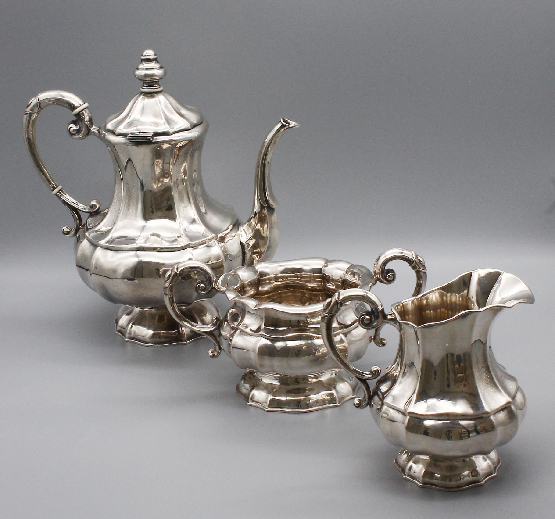 Detail b: 3-teiliges Kaffeeservice, 800er Silber, deutsch, best. aus: Kaffeekanne, Sahnegießer und Zuckerschale, schlichte bauchige Form, Handhaben mit ...