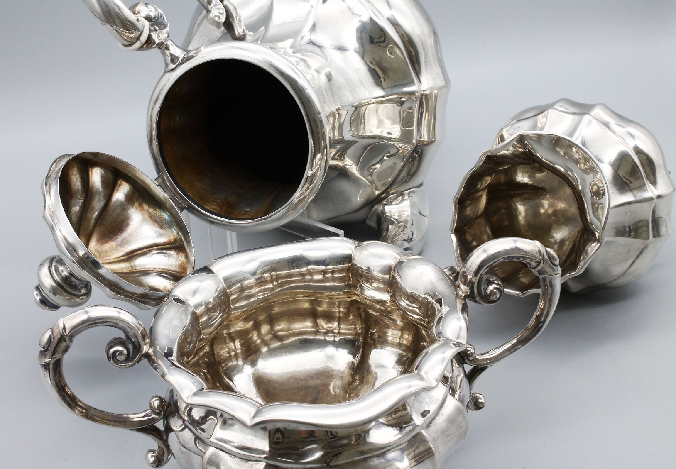 Detail c: 3-teiliges Kaffeeservice, 800er Silber, deutsch, best. aus: Kaffeekanne, Sahnegießer und Zuckerschale, schlichte bauchige Form, Handhaben mit ...