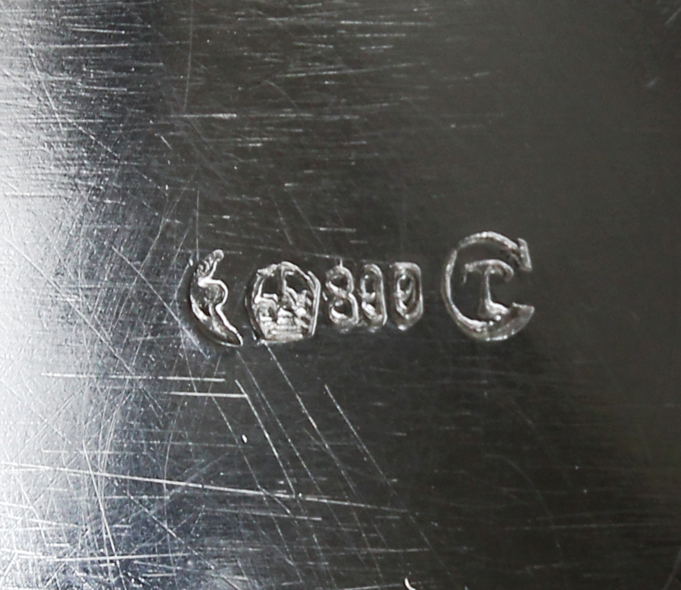 Detail e: 3-teiliges Kaffeeservice, 800er Silber, deutsch, best. aus: Kaffeekanne, Sahnegießer und Zuckerschale, schlichte bauchige Form, Handhaben mit ...