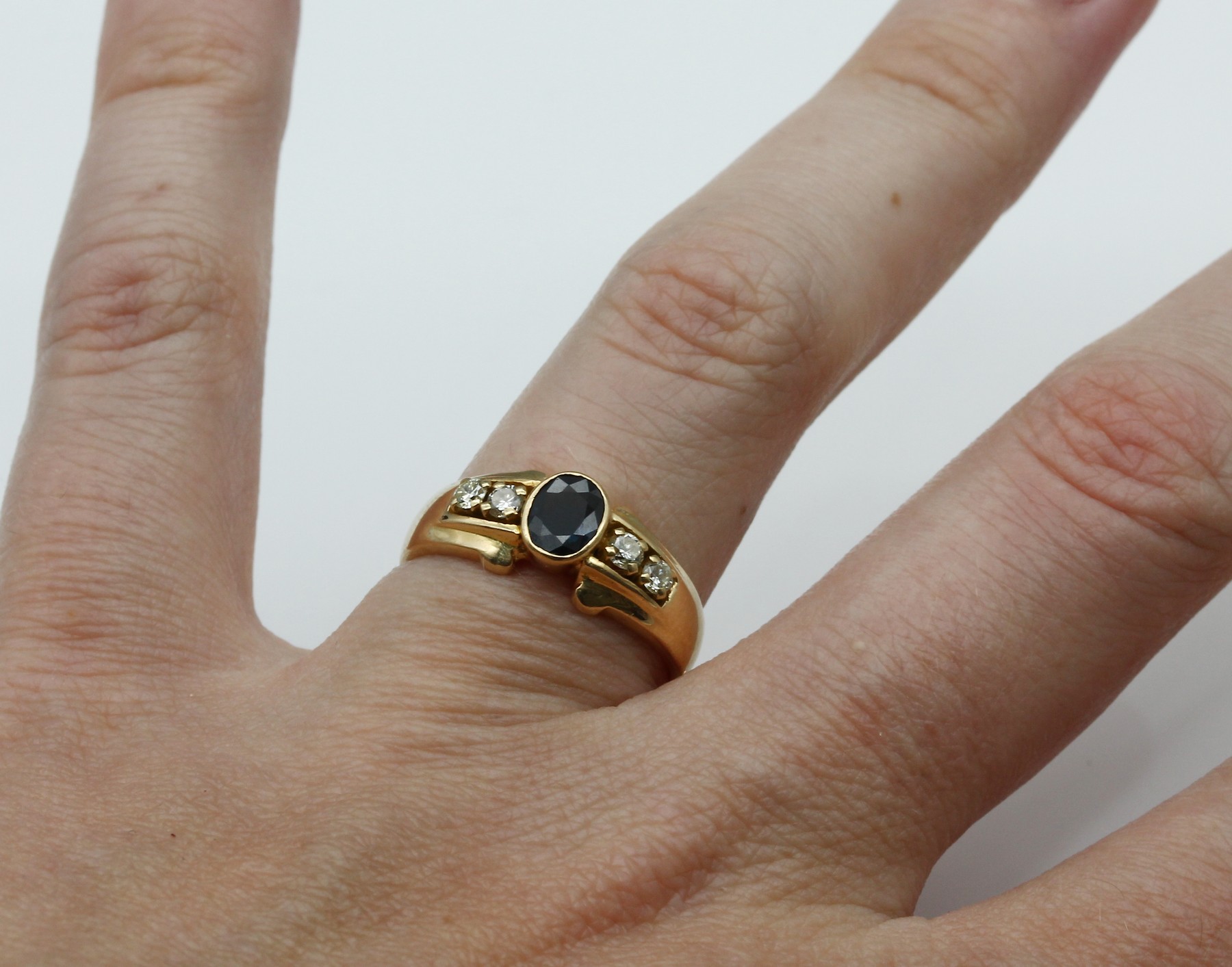 Detail a: 18 kt Gold Saphir-Brillant-Ring, GG 750/000ovalfacett. Saphir ca. 0.80 ct und 4 Brillanten zus. ca. 0.30 ct Weiß/si, RW 59, ca. 5.2 g