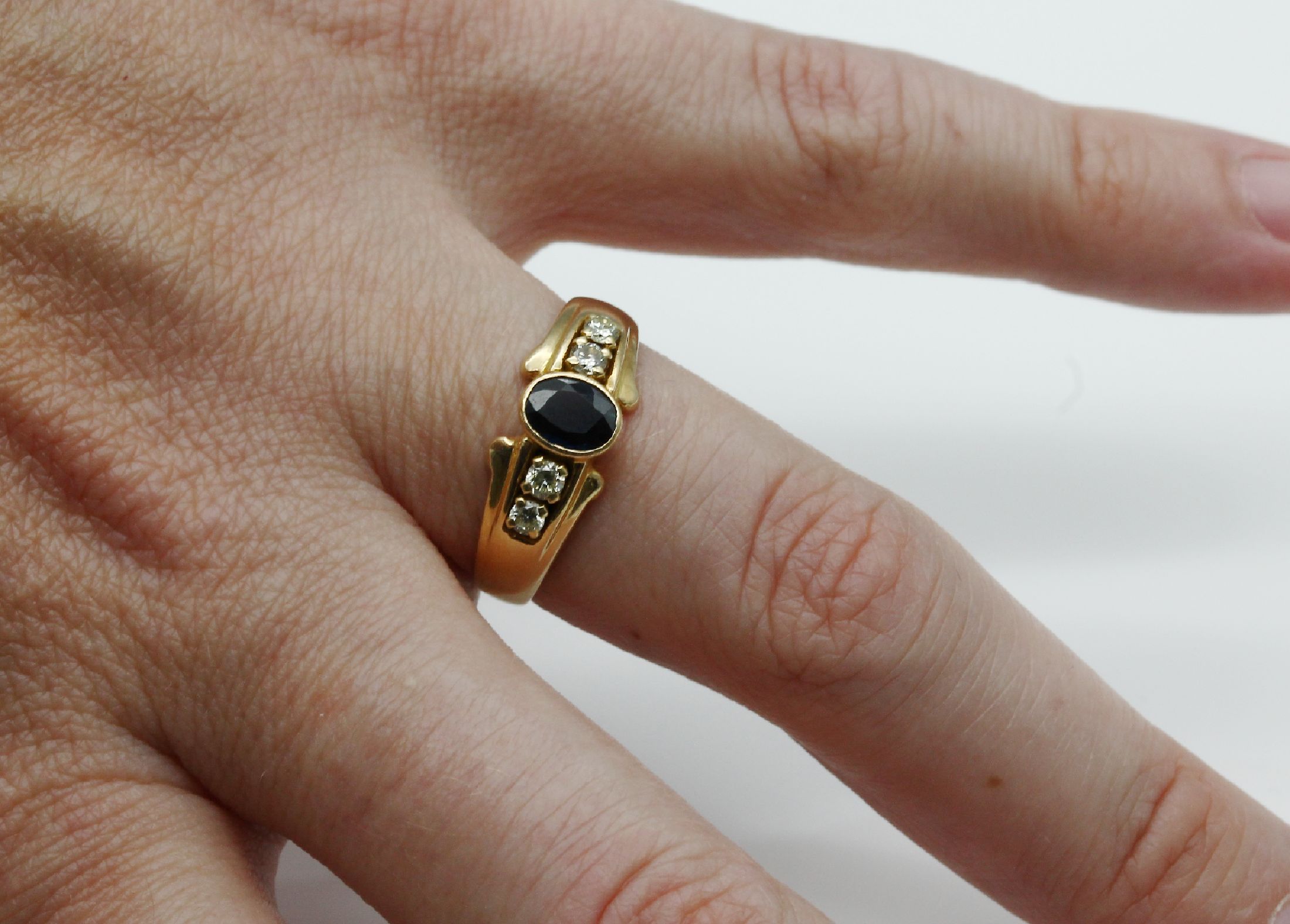 Detail b: 18 kt Gold Saphir-Brillant-Ring, GG 750/000ovalfacett. Saphir ca. 0.80 ct und 4 Brillanten zus. ca. 0.30 ct Weiß/si, RW 59, ca. 5.2 g