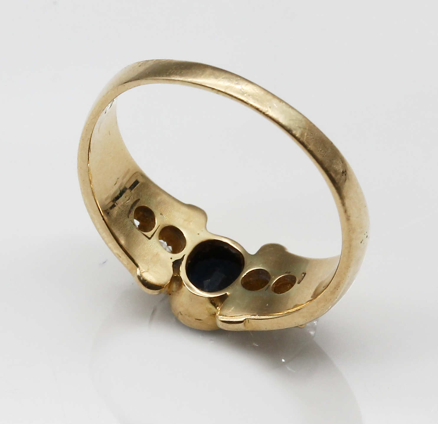 Detail c: 18 kt Gold Saphir-Brillant-Ring, GG 750/000ovalfacett. Saphir ca. 0.80 ct und 4 Brillanten zus. ca. 0.30 ct Weiß/si, RW 59, ca. 5.2 g