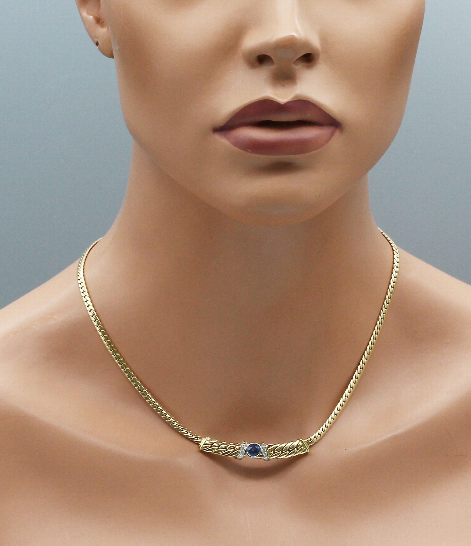 Detail a: 14 kt Gold Saphir-Brillant-Collier, GG 585/000 (gepr.), gedrückte Flachpanzerkette, Mittelteil mit rundfacett. Saphir ca. 0.85 ct und 8 Brillanten ...