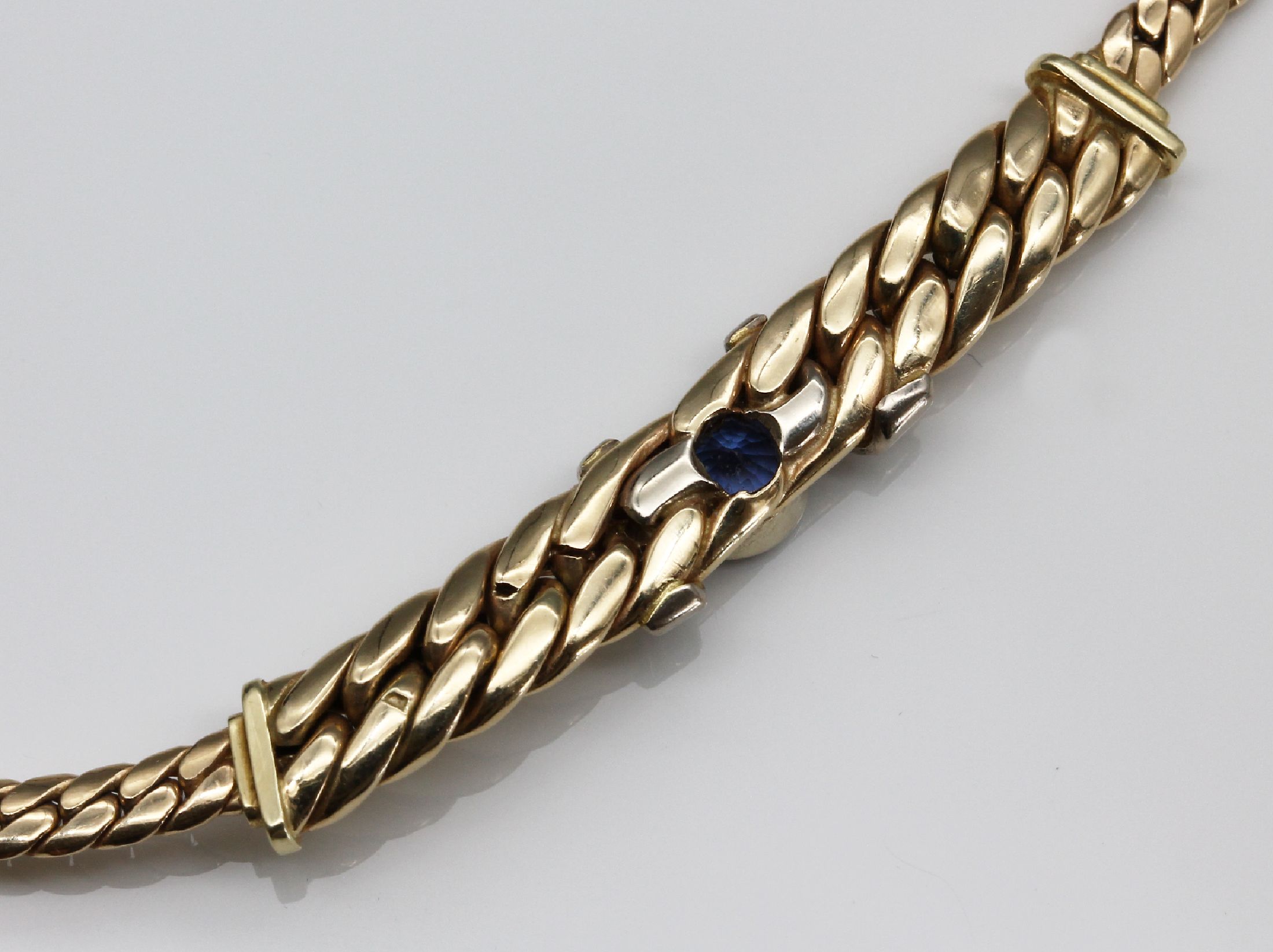 Detail c: 14 kt Gold Saphir-Brillant-Collier, GG 585/000 (gepr.), gedrückte Flachpanzerkette, Mittelteil mit rundfacett. Saphir ca. 0.85 ct und 8 Brillanten ...