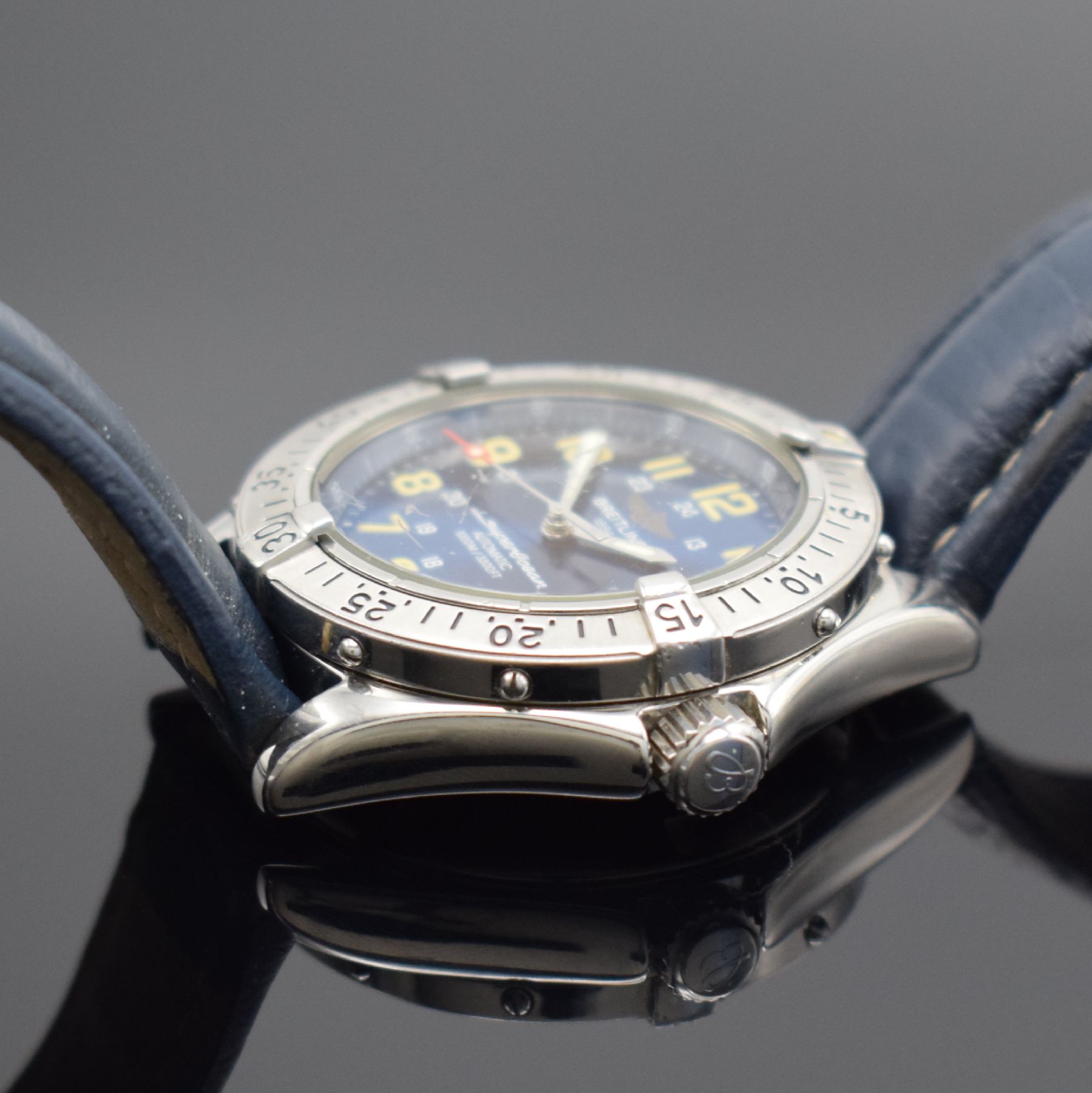 Detail d: BREITLING Superocean Herrenarmbanduhr in Edelstahl, Schweiz um 1995, Automatik, Ref. A17040, eins. drehbare Lunette m. 60er-Tlg., Glas verkr., ...