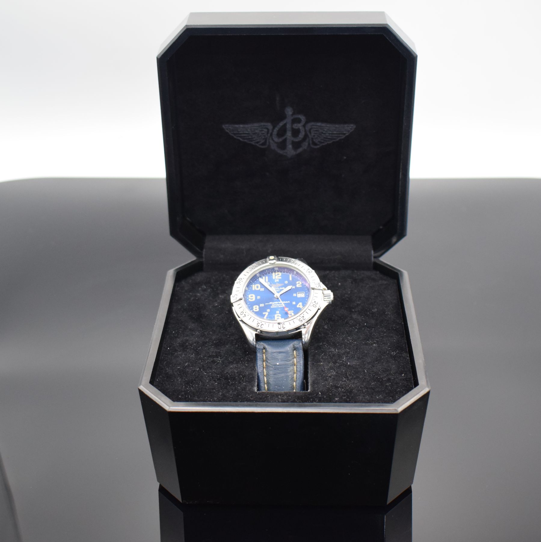 Detail i: BREITLING Superocean Herrenarmbanduhr in Edelstahl, Schweiz um 1995, Automatik, Ref. A17040, eins. drehbare Lunette m. 60er-Tlg., Glas verkr., ...