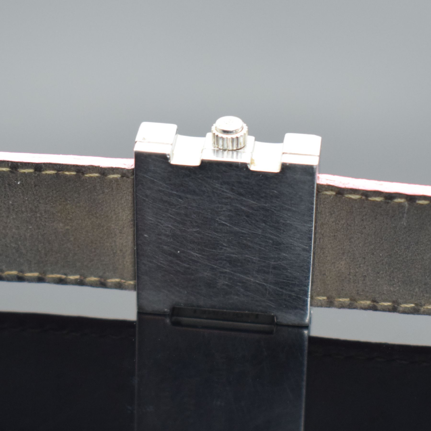 Detail d: PEQUIGNET Sorella Damenarmbanduhr, Schweiz um 2000, quarz, Edelstahlgeh., Boden 4-fach verschr., gold. Zifferbl. m. aufges. Std.- Ind., gold. Zeiger, ...