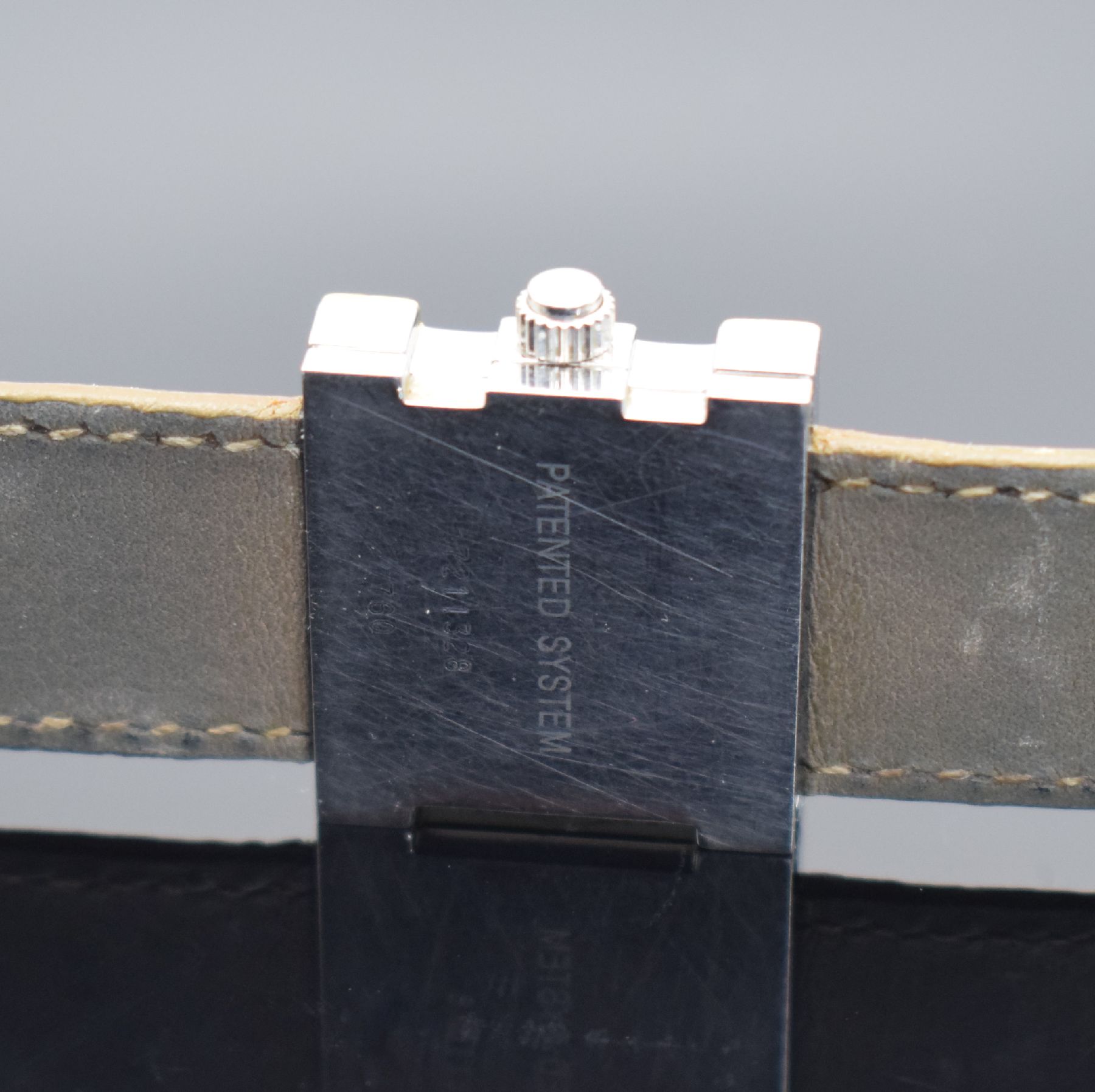 Detail d: PEQUIGNET Sorella Damenarmbanduhr, Schweiz um 2004, quarz, Edelstahl/Gold komb., Boden 4 -fach verschr., gold. Zifferbl. m. aufges. Diamant-Ind., ...