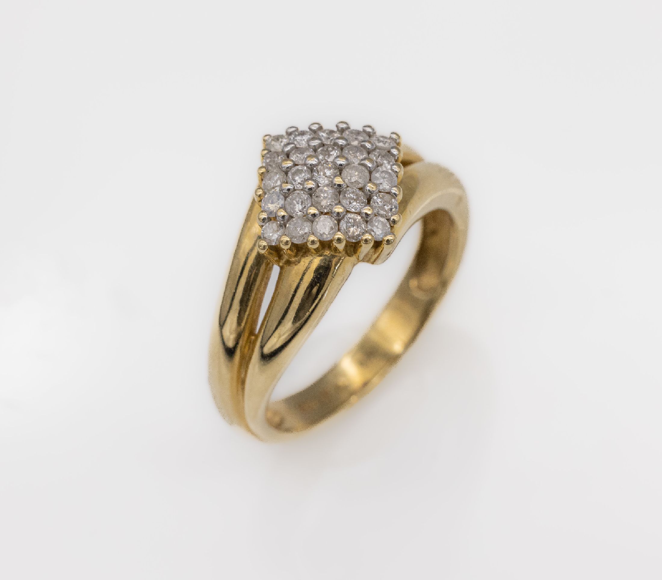 Detail a: 14 kt Gold Brillant-Ring, GG/WG 585/000, 25 Brillanten zus. ca. 0.52 ct (grav.) Weiß/p, RW 56, total ca. 5.4 g