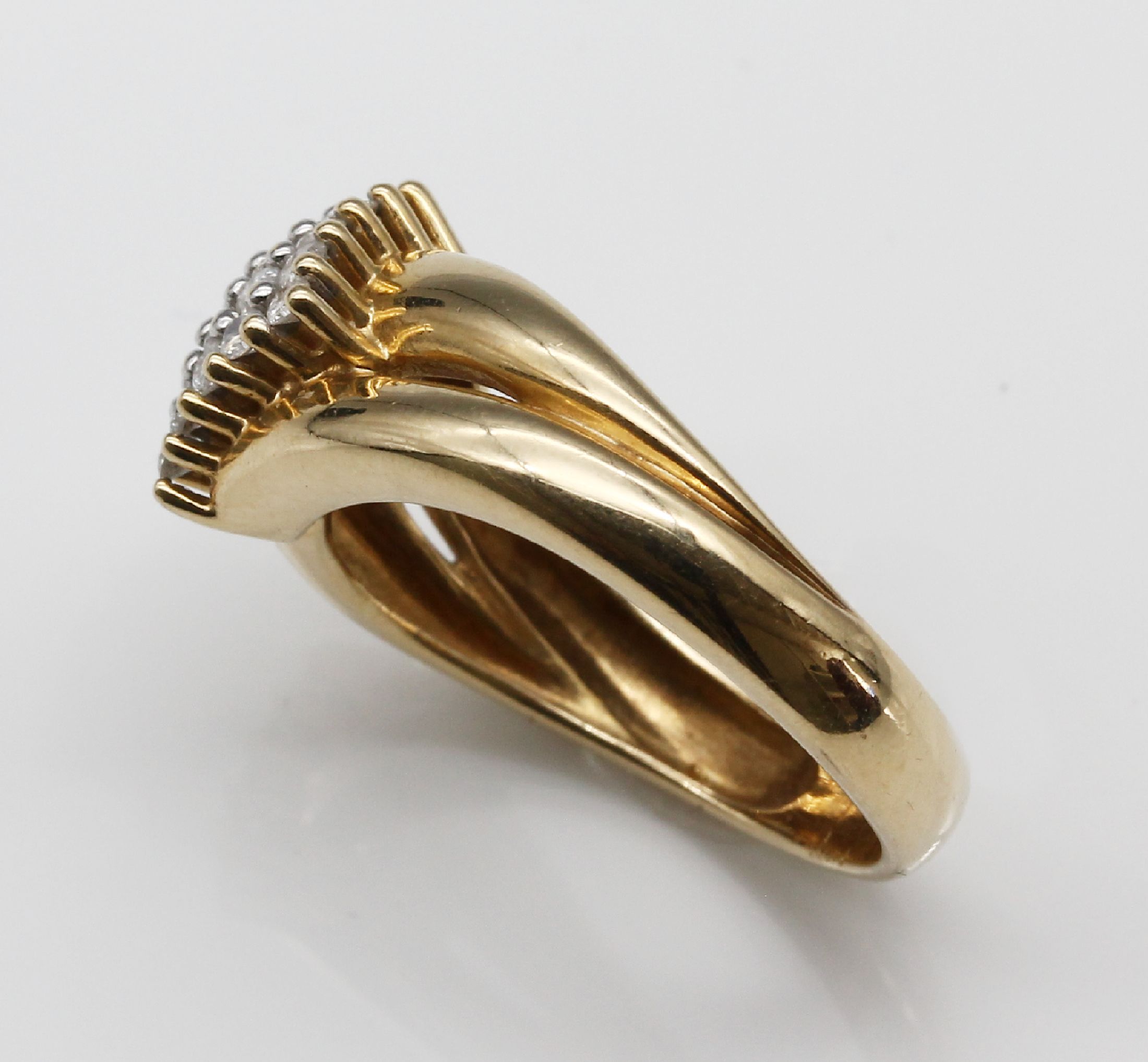 Detail b: 14 kt Gold Brillant-Ring, GG/WG 585/000, 25 Brillanten zus. ca. 0.52 ct (grav.) Weiß/p, RW 56, total ca. 5.4 g