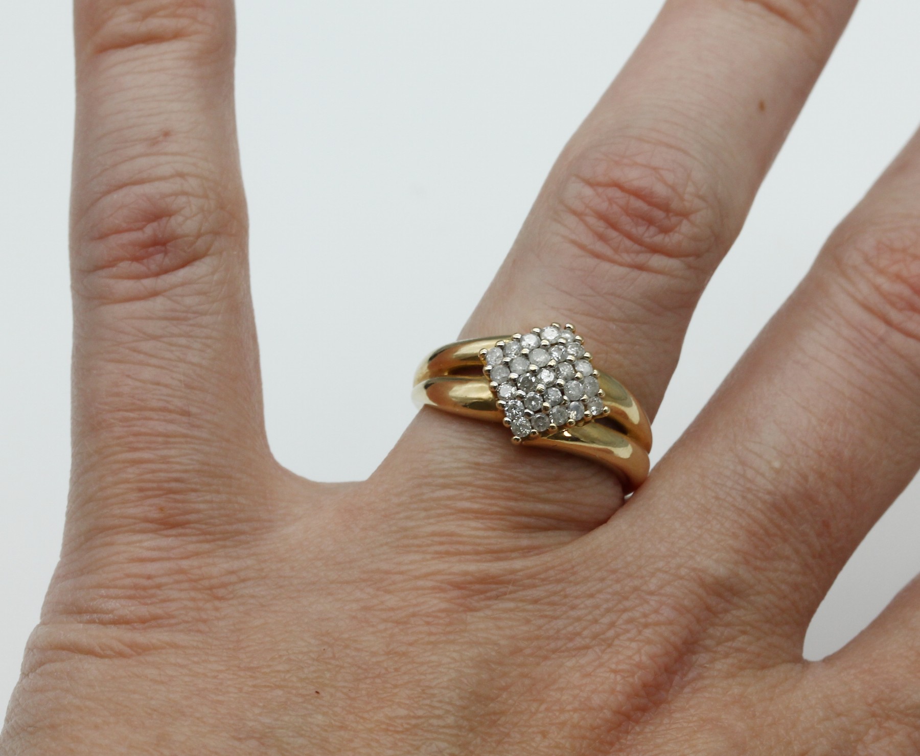 Detail c: 14 kt Gold Brillant-Ring, GG/WG 585/000, 25 Brillanten zus. ca. 0.52 ct (grav.) Weiß/p, RW 56, total ca. 5.4 g