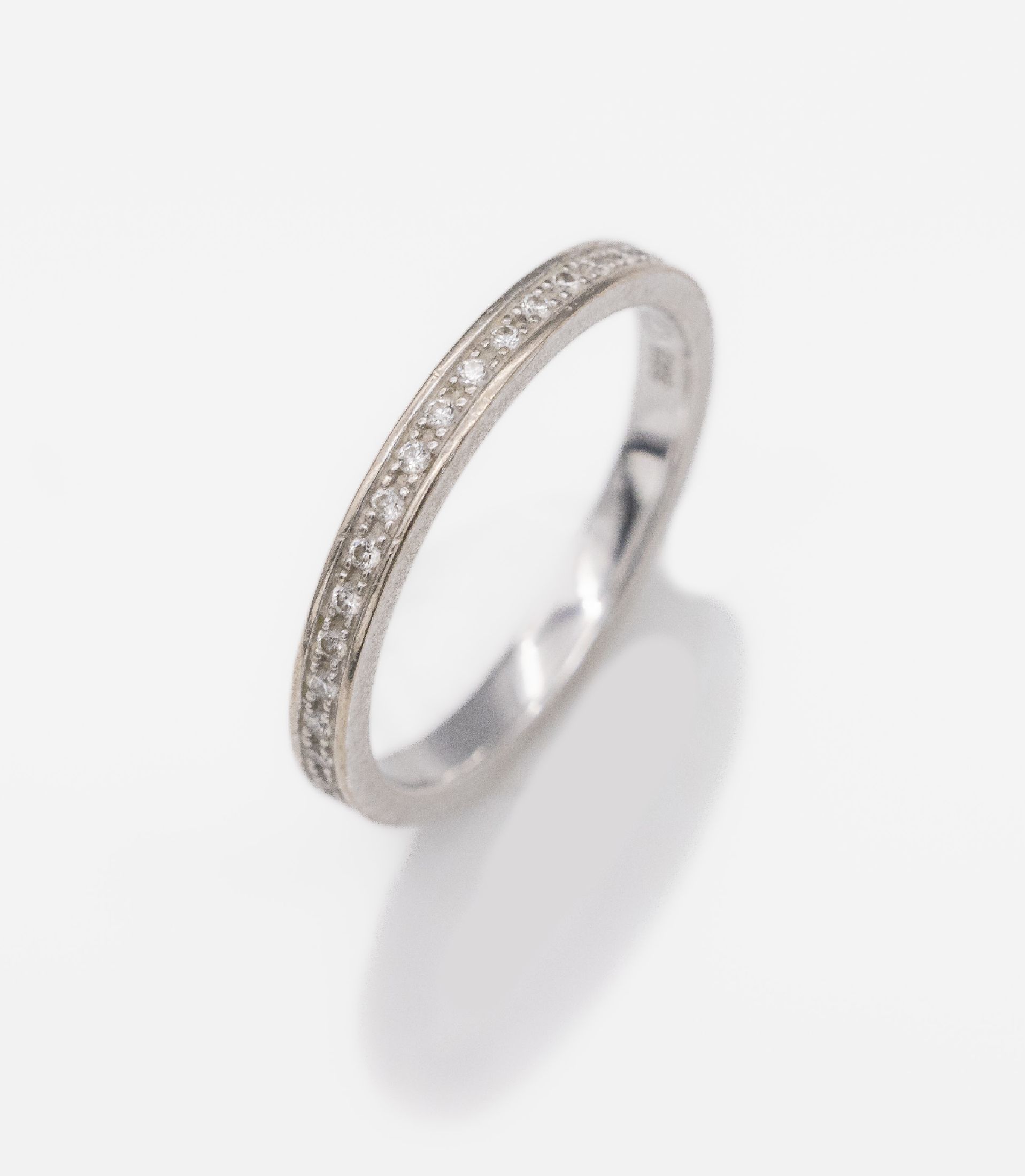 14 kt Gold Brillant-Memoryring, WG 585/000,Brillanten zus. ca. 0.30 ct feines Weiß -Weiß/lp-si, RW 52, total ca. 2.4 g