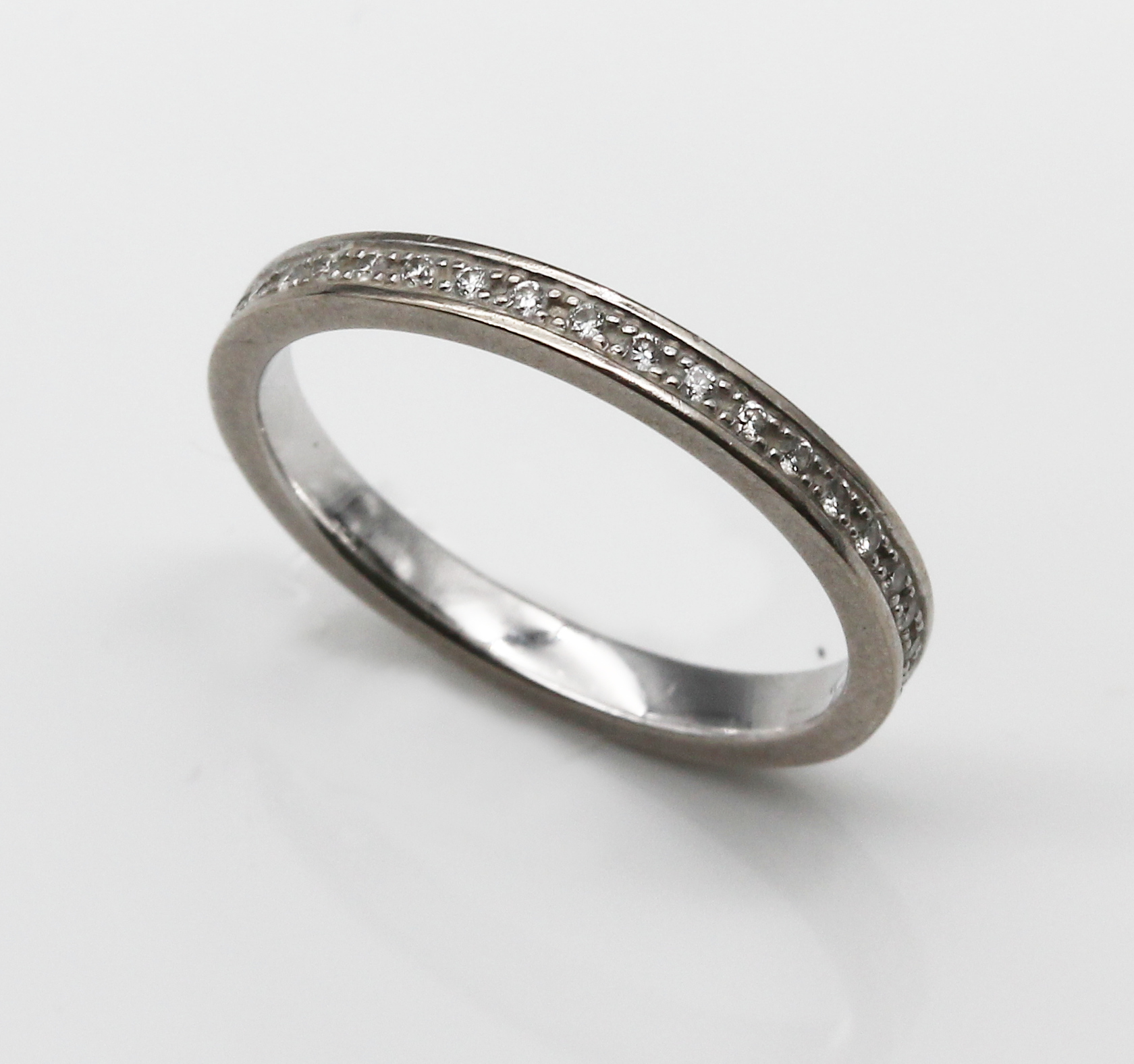 Detail a: 14 kt Gold Brillant-Memoryring, WG 585/000,Brillanten zus. ca. 0.30 ct feines Weiß -Weiß/lp-si, RW 52, total ca. 2.4 g