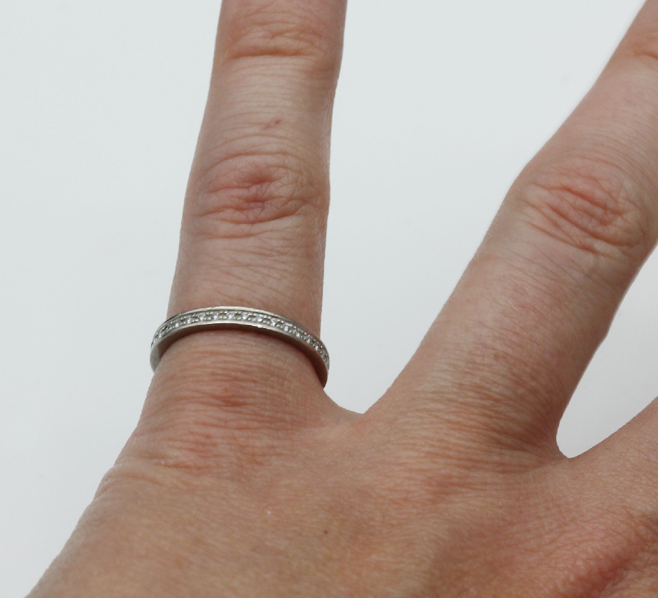Detail b: 14 kt Gold Brillant-Memoryring, WG 585/000,Brillanten zus. ca. 0.30 ct feines Weiß -Weiß/lp-si, RW 52, total ca. 2.4 g