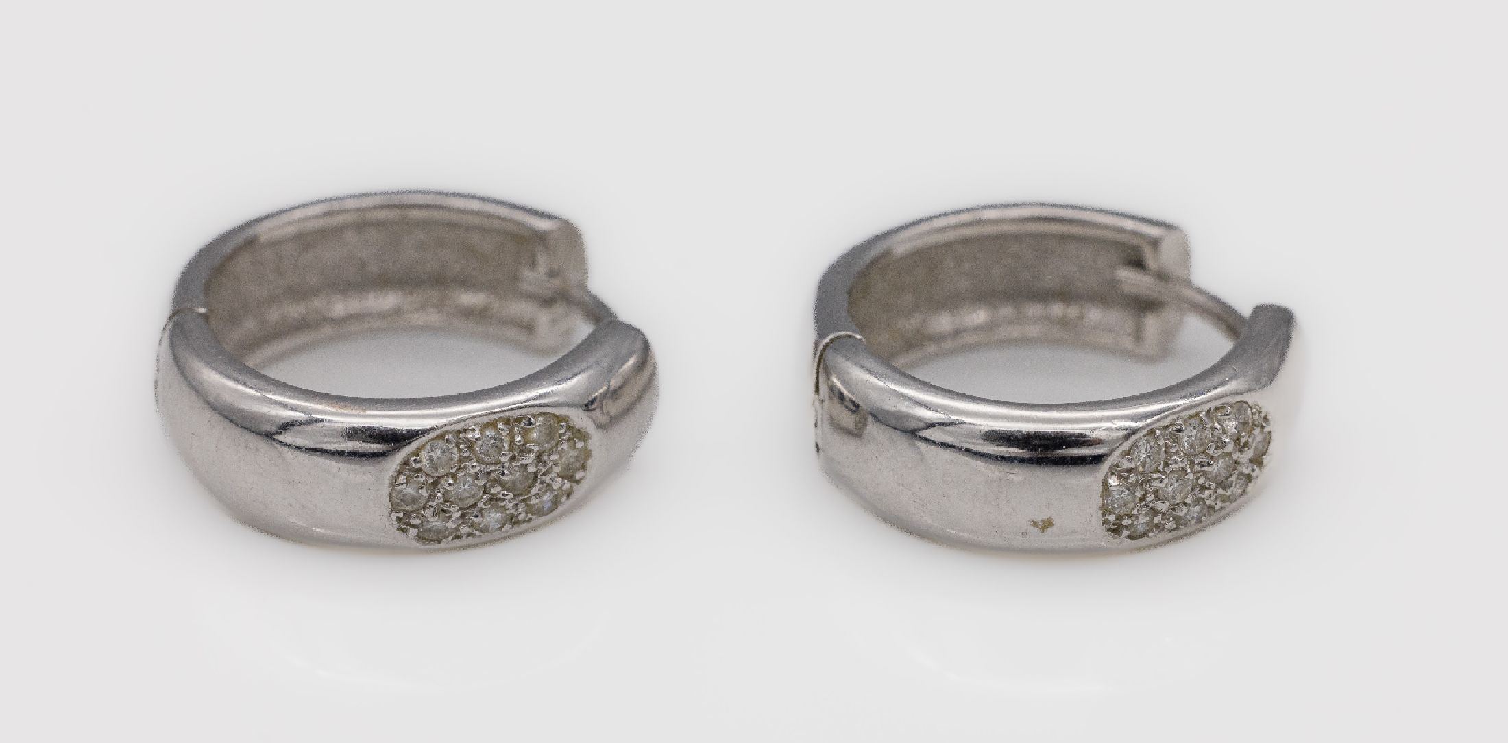 Detail a: Paar 14 kt Gold Diamant-Ohrcreolen, WG 585/000, 20 8/8-Diamanten zus. ca. 0.20 ct Weiß/si-p, D. ca. 18 mm, total ca. 7.2 g