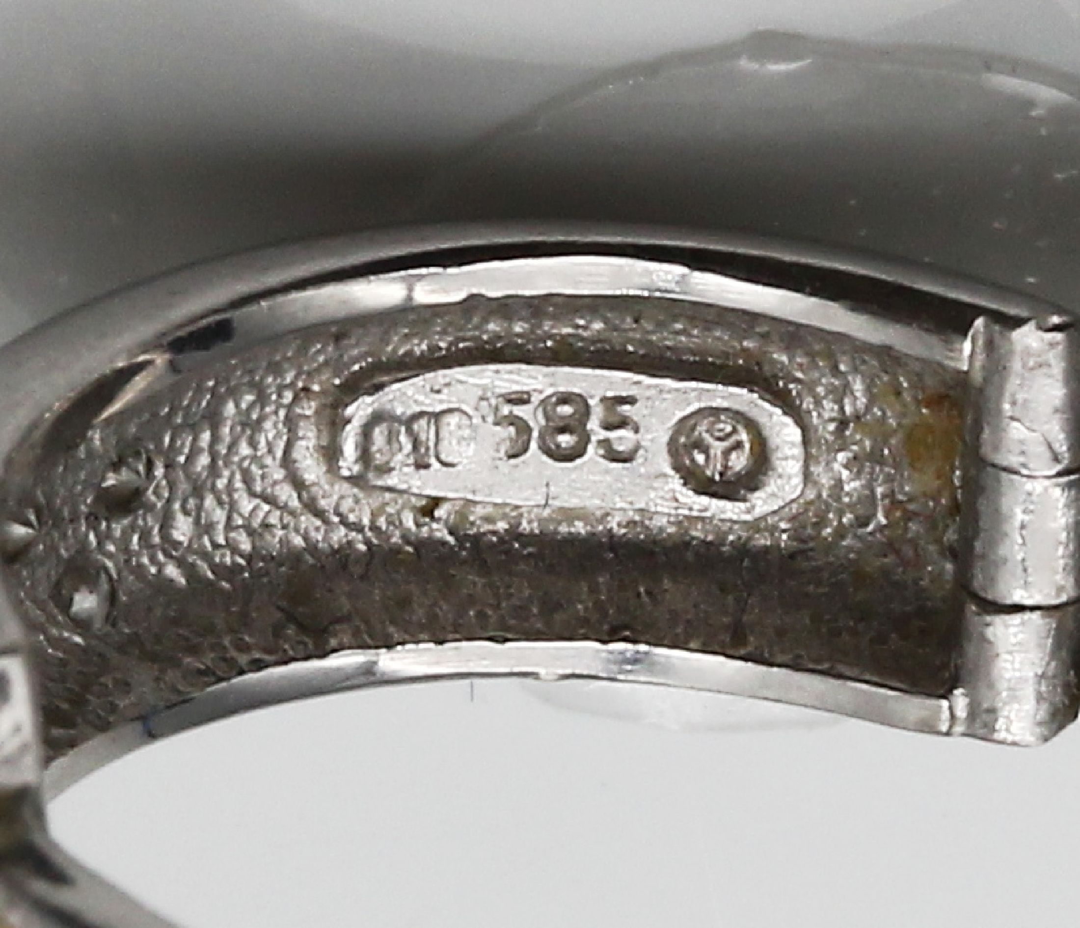 Detail b: Paar 14 kt Gold Diamant-Ohrcreolen, WG 585/000, 20 8/8-Diamanten zus. ca. 0.20 ct Weiß/si-p, D. ca. 18 mm, total ca. 7.2 g