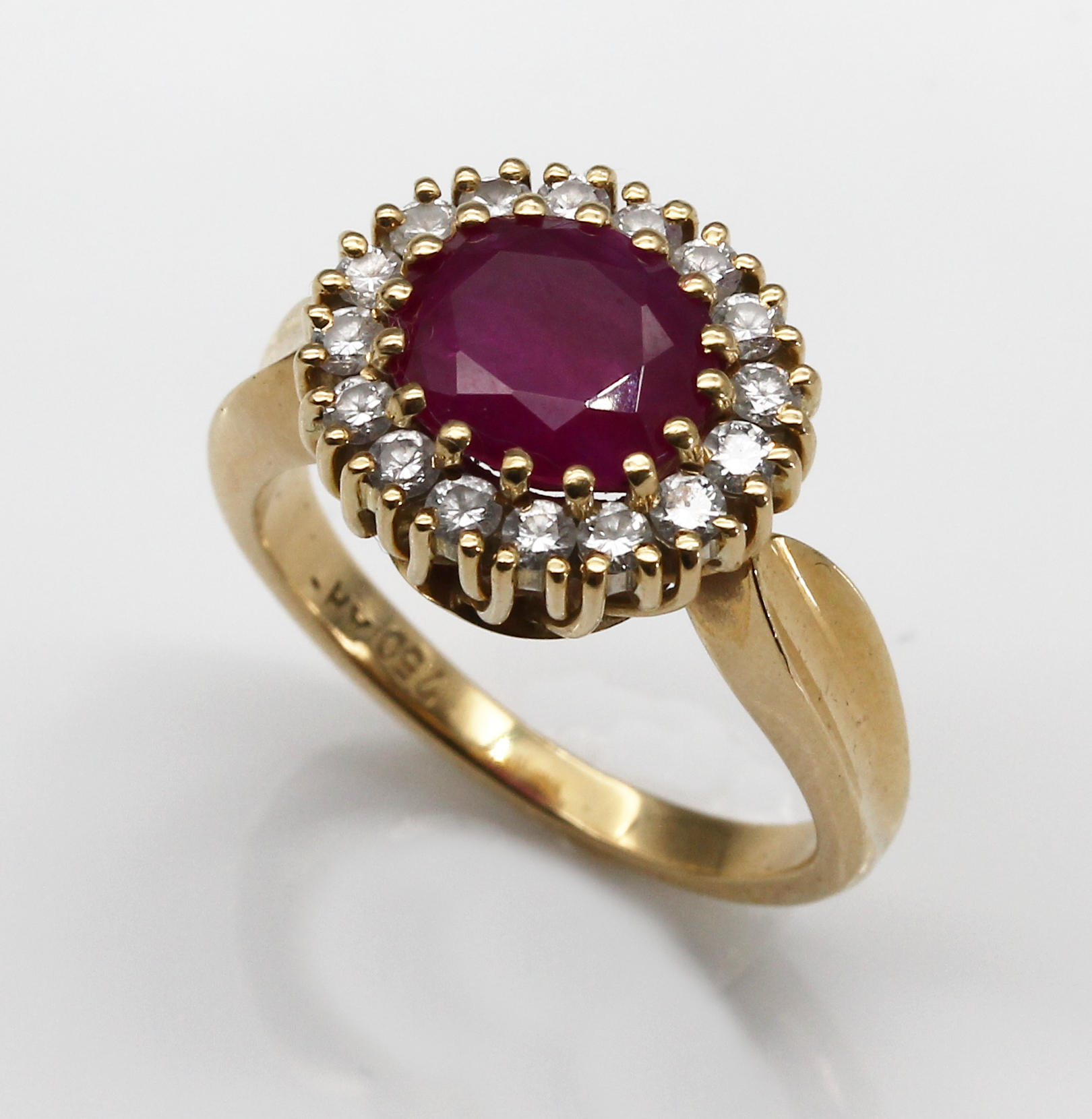Detail a: 18 kt Gold Rubin-Brillant-Ring, GG 750/000,ovalfacett. Rubin ca. 2.0 ct, 16 Brillanten zus. ca. 0.50 ct feines Weiß-Weiß/lp-si, RW 54, total ca. ...