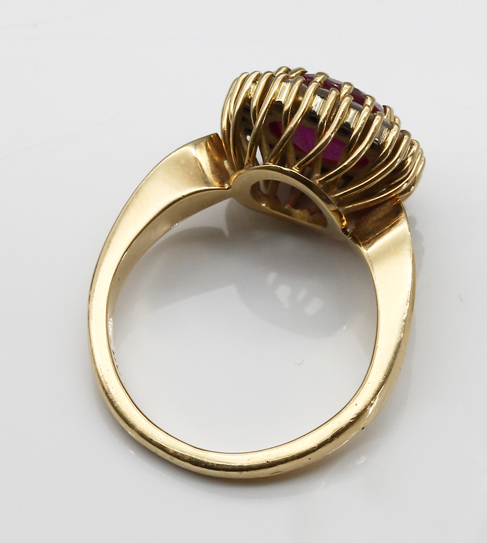 Detail b: 18 kt Gold Rubin-Brillant-Ring, GG 750/000,ovalfacett. Rubin ca. 2.0 ct, 16 Brillanten zus. ca. 0.50 ct feines Weiß-Weiß/lp-si, RW 54, total ca. ...