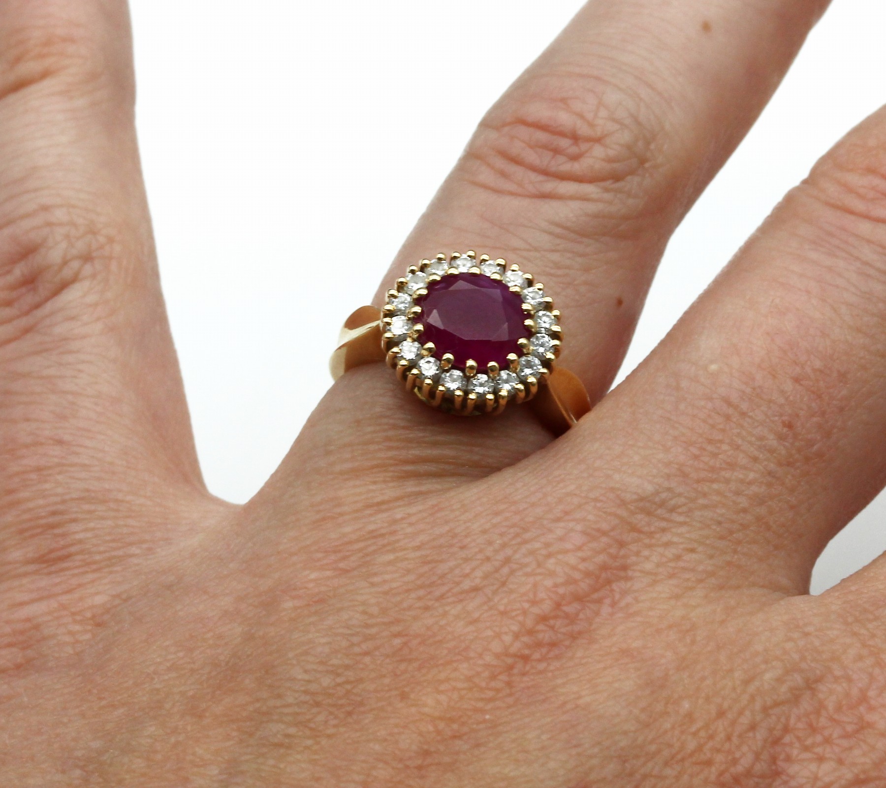 Detail c: 18 kt Gold Rubin-Brillant-Ring, GG 750/000,ovalfacett. Rubin ca. 2.0 ct, 16 Brillanten zus. ca. 0.50 ct feines Weiß-Weiß/lp-si, RW 54, total ca. ...