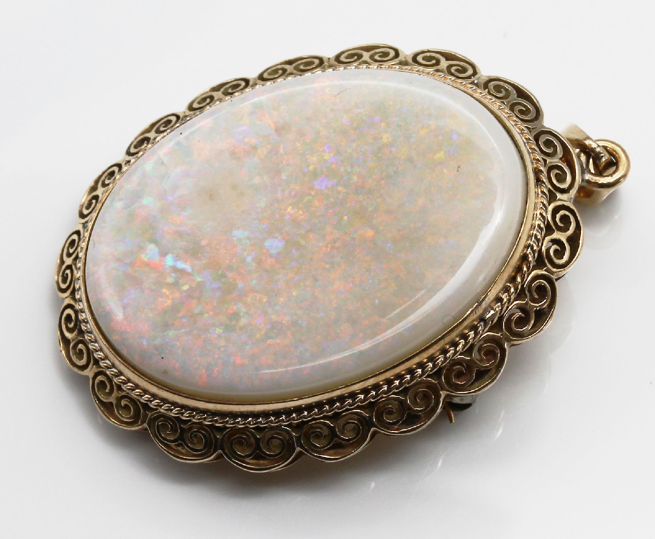 Detail a: 8 kt Gold Opal-Brosche/Anhänger, GG 333/000, ovaler Opalcabochon ca. 8.5 ct, überwiegend orangefarb. Farbspiel, L. ca. 4 cm, total ca. 12.1 g