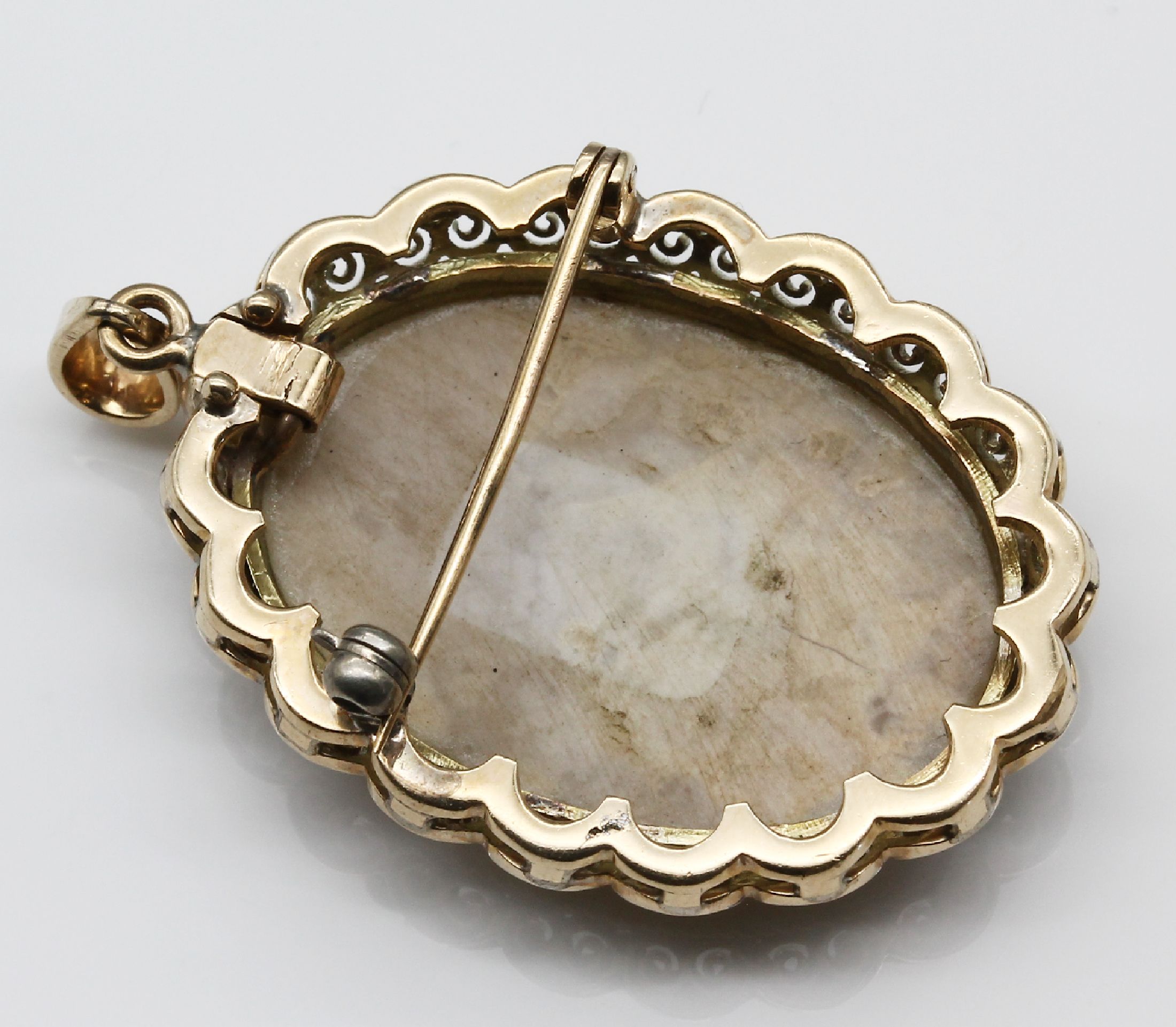 Detail b: 8 kt Gold Opal-Brosche/Anhänger, GG 333/000, ovaler Opalcabochon ca. 8.5 ct, überwiegend orangefarb. Farbspiel, L. ca. 4 cm, total ca. 12.1 g