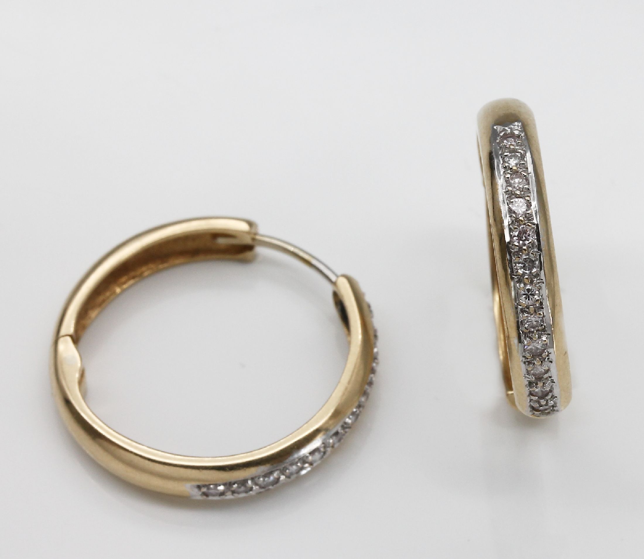 Detail a: Paar 14 kt Gold Brillant-Ohrcreolen, GG 585/000, Vorderseite mit Brillanten zus. ca. 0.40 ct Weiß/si, in rhod. Fassungen, Klappscharnier, D ca. 2 ...